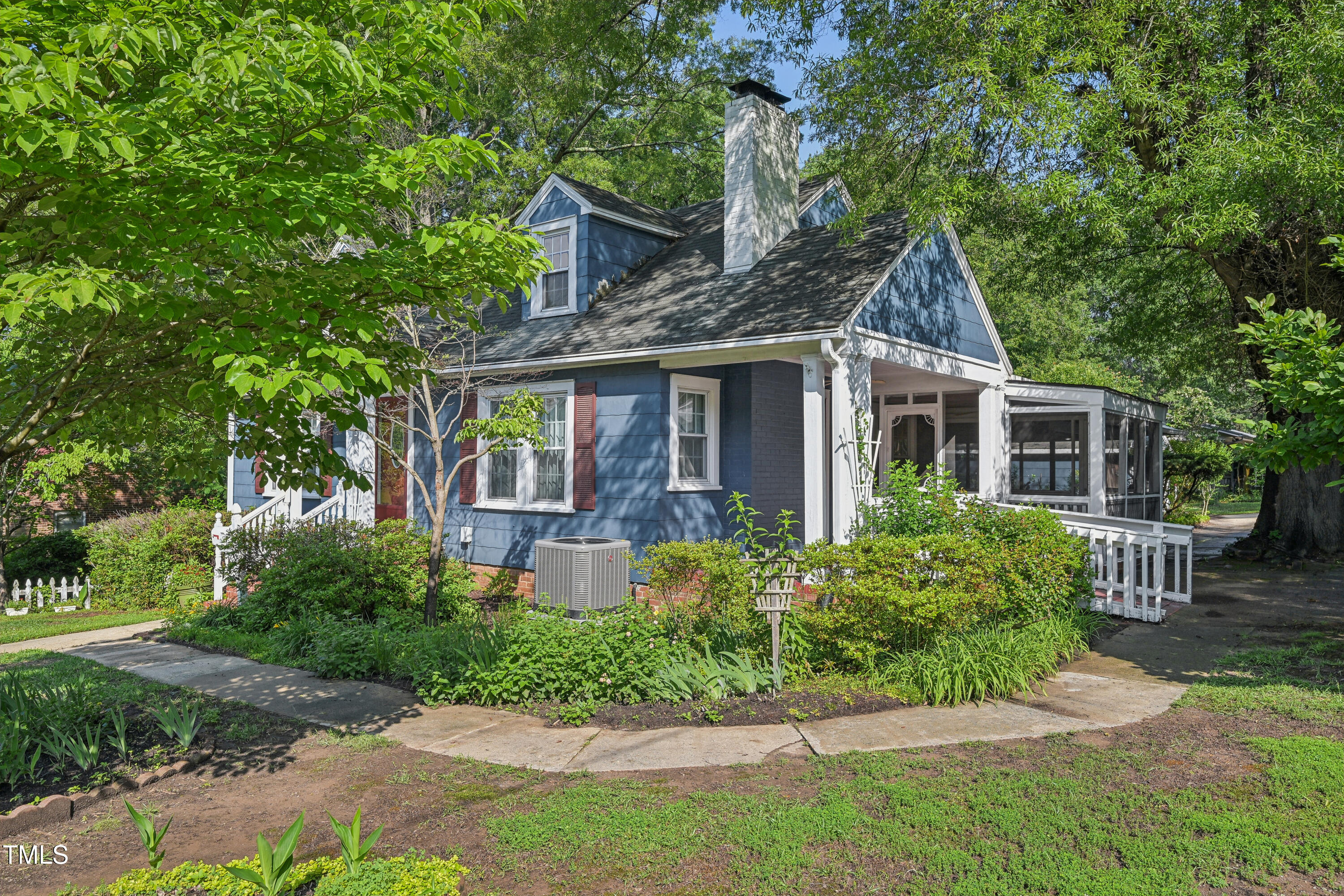 102 W Weatherspoon Street