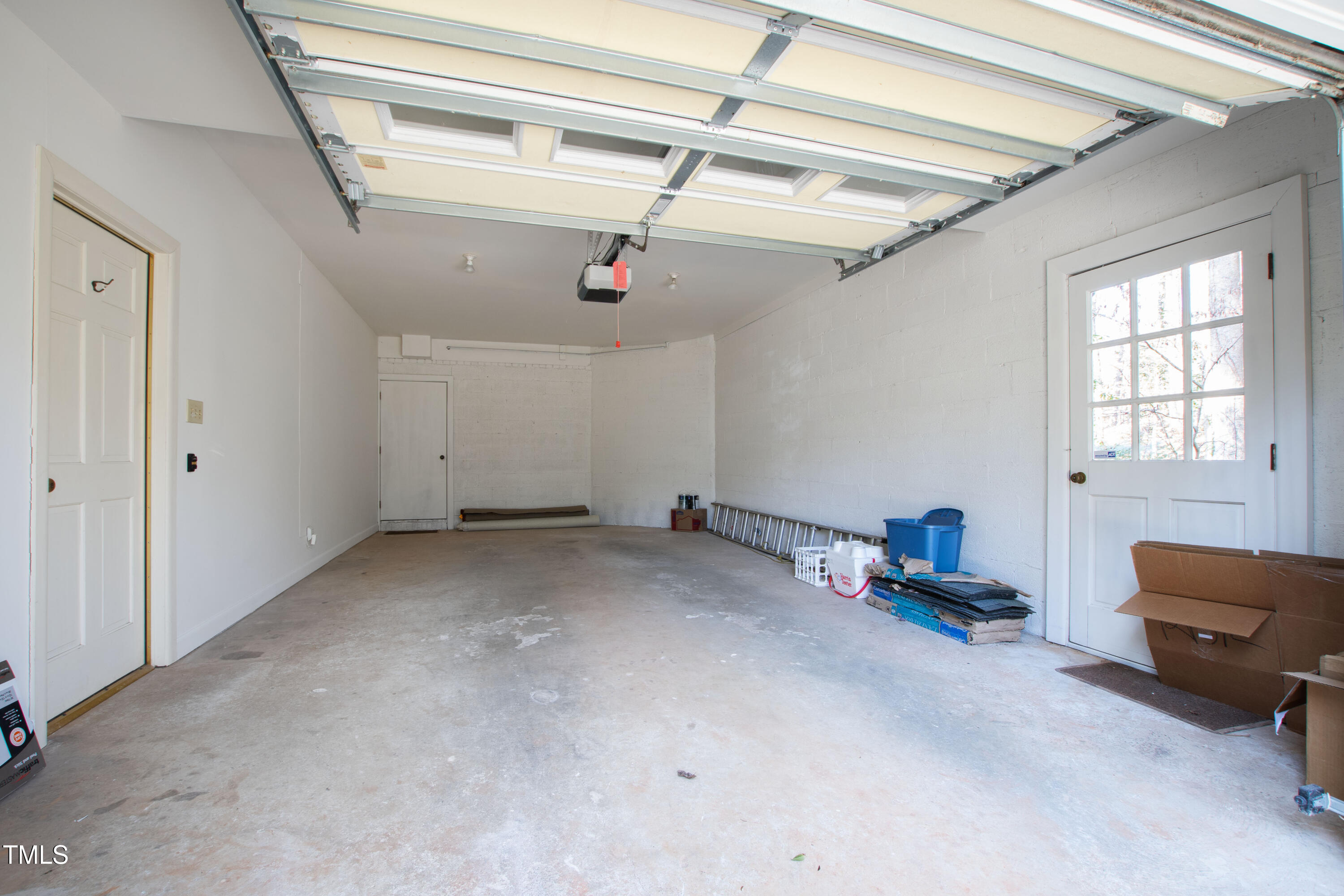 Raleigh, North Carolina 27612, United States, 4 Bedrooms Bedrooms, ,3 BathroomsBathrooms,Residential,Pending,11626