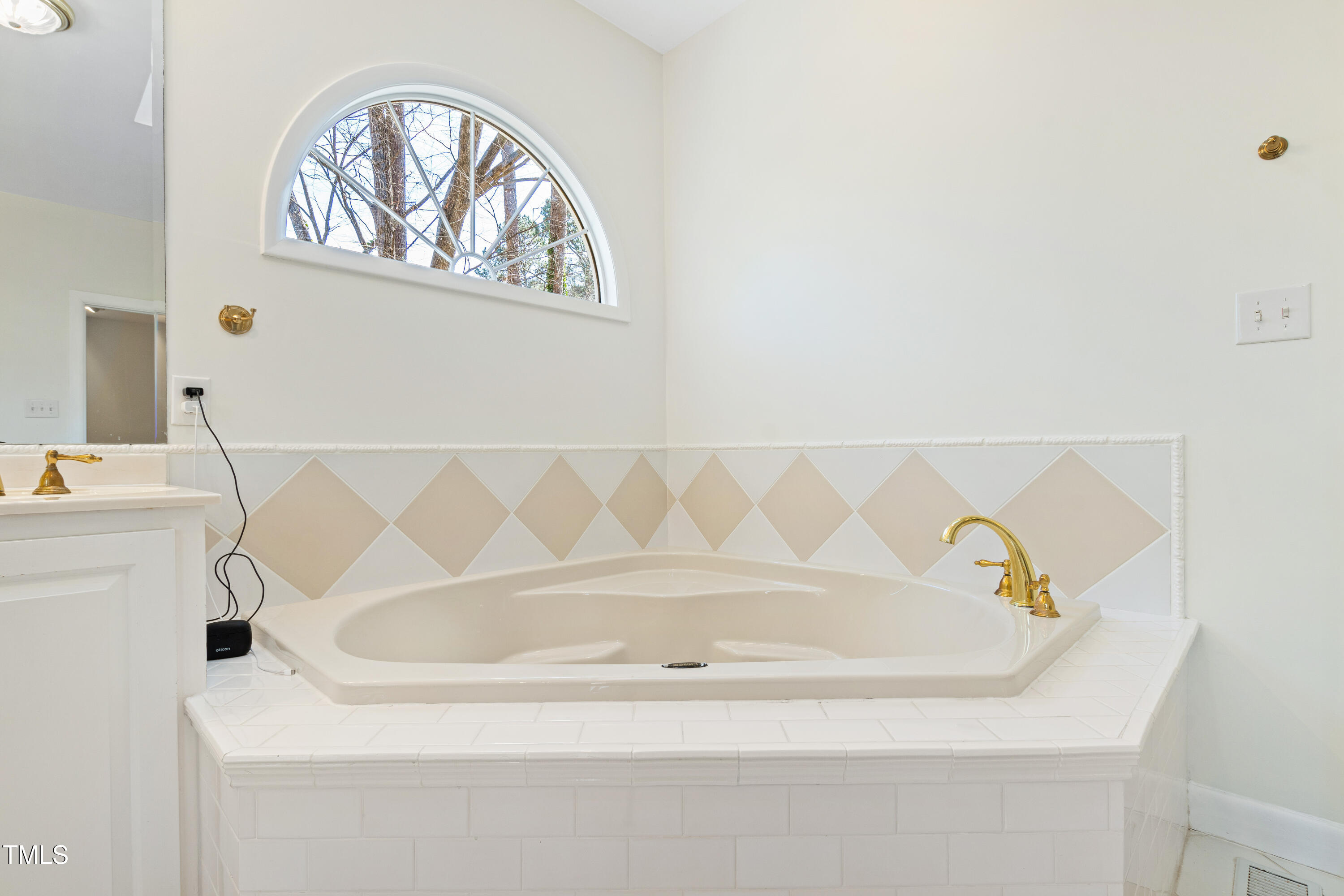 Raleigh, North Carolina 27612, United States, 4 Bedrooms Bedrooms, ,3 BathroomsBathrooms,Residential,Pending,11626