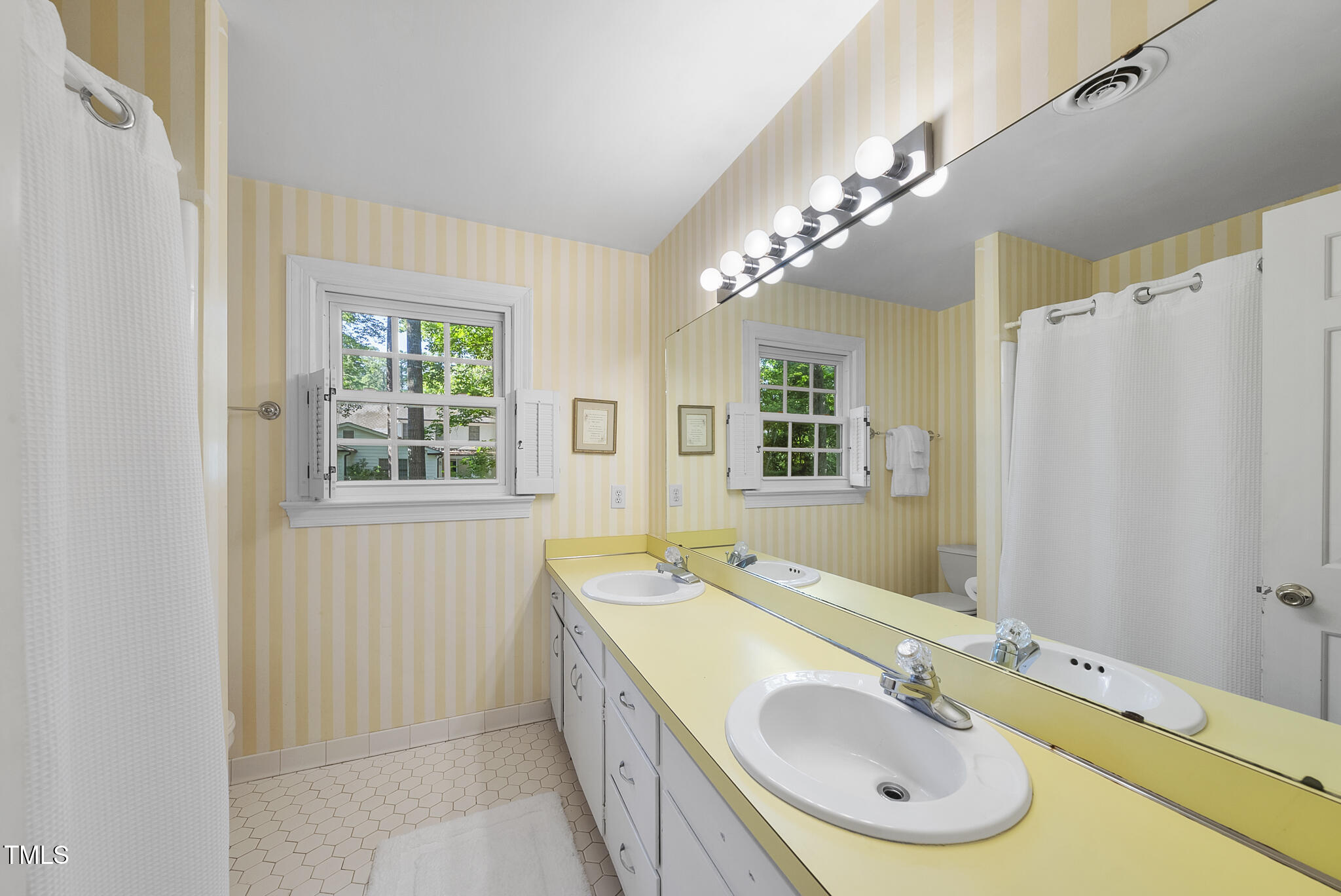 Raleigh, North Carolina 27612, United States, 4 Bedrooms Bedrooms, ,3 BathroomsBathrooms,Residential,Pending,102447