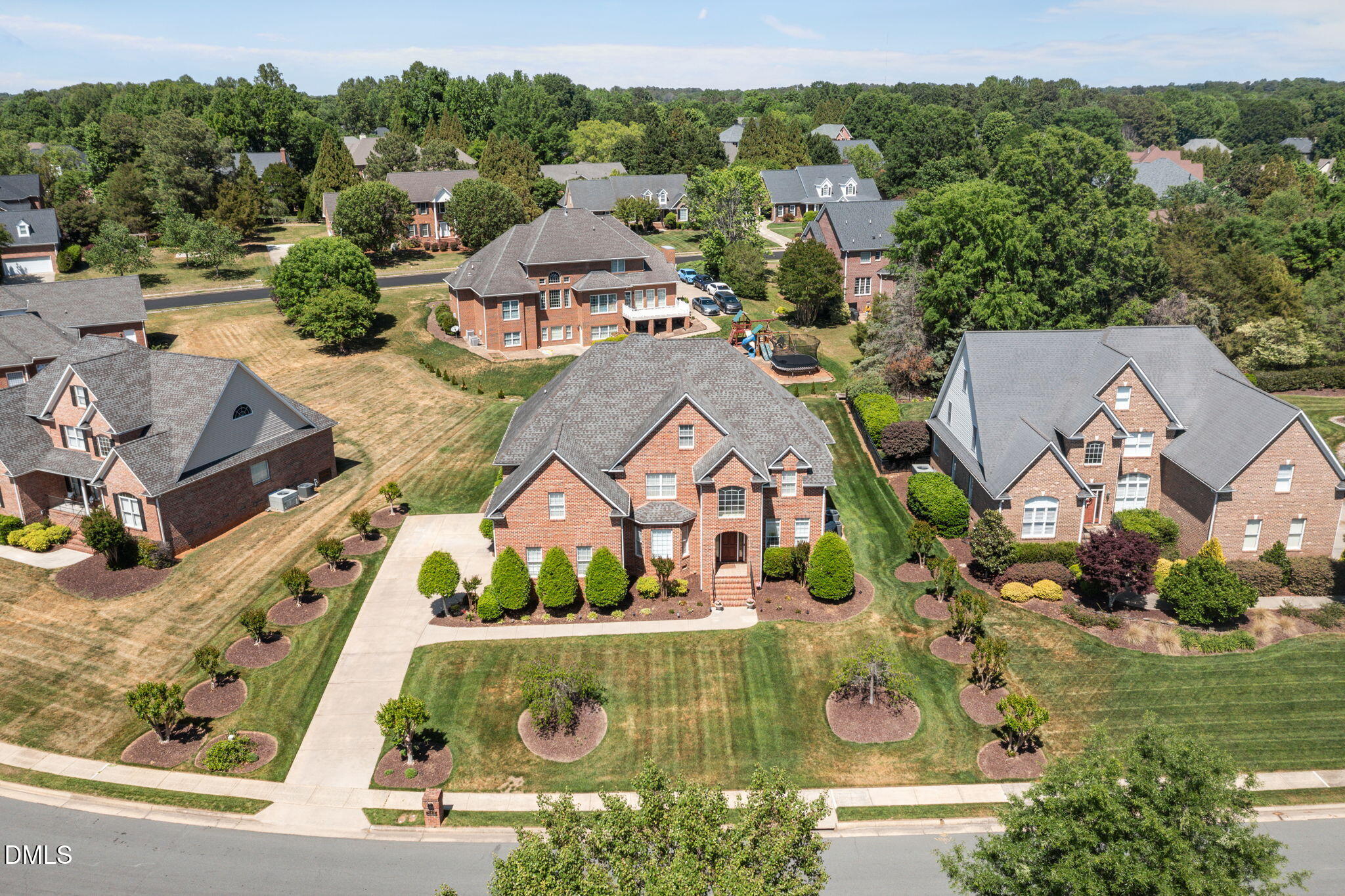 736 Meadowood Drive
