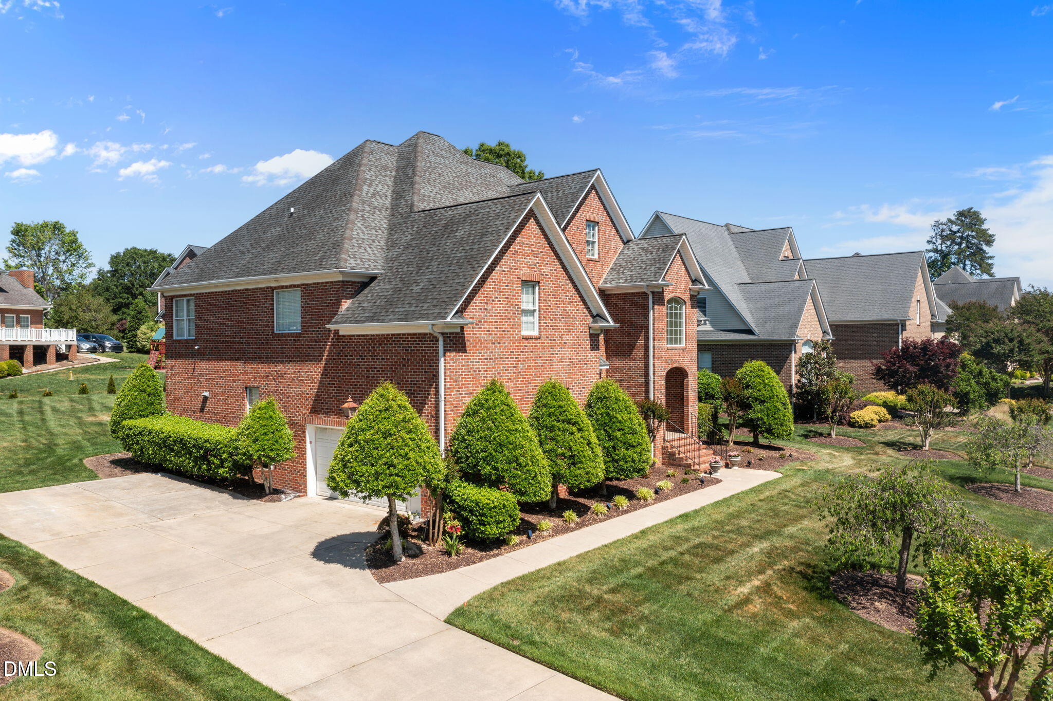 736 Meadowood Drive