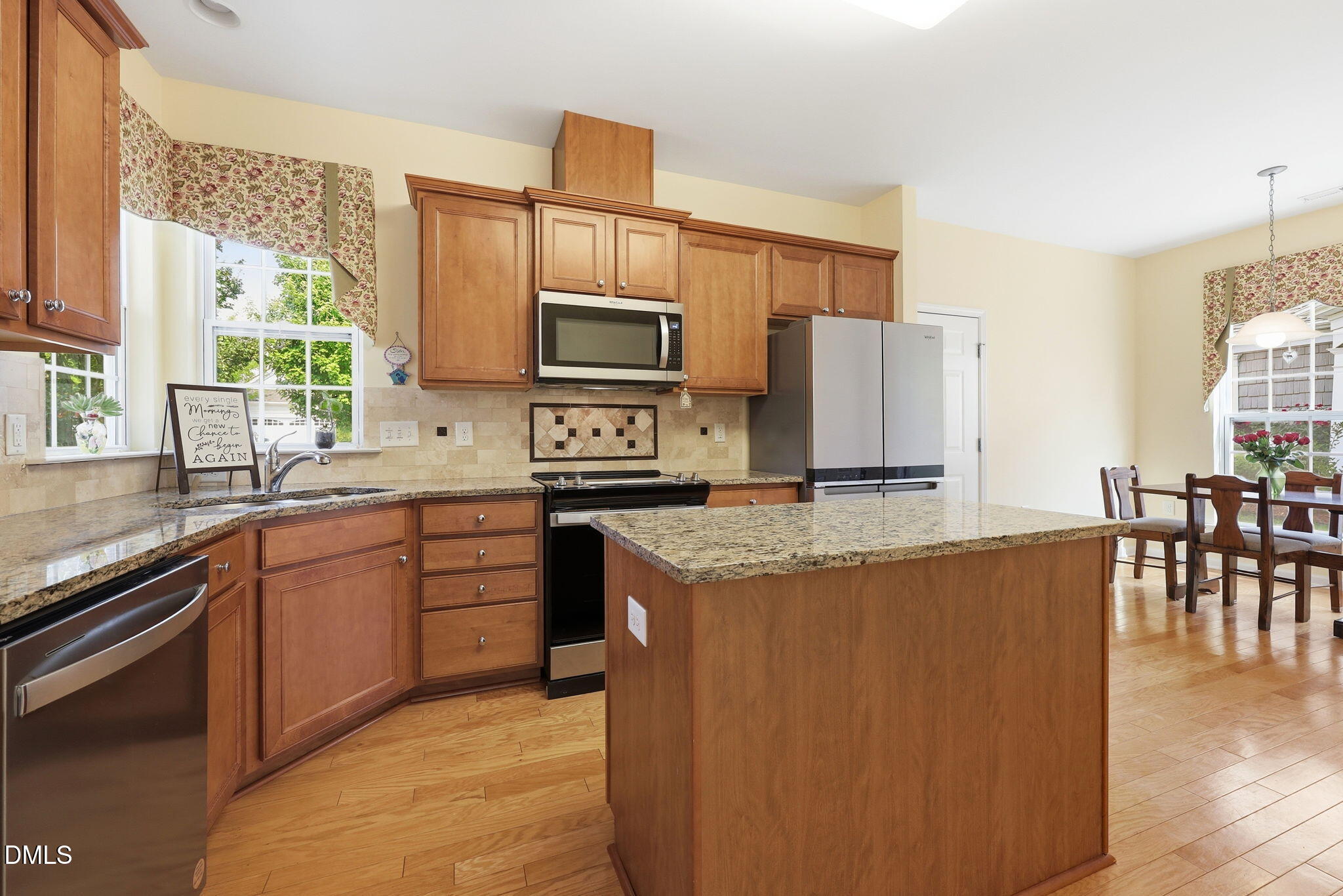 537 Tomkins Loop