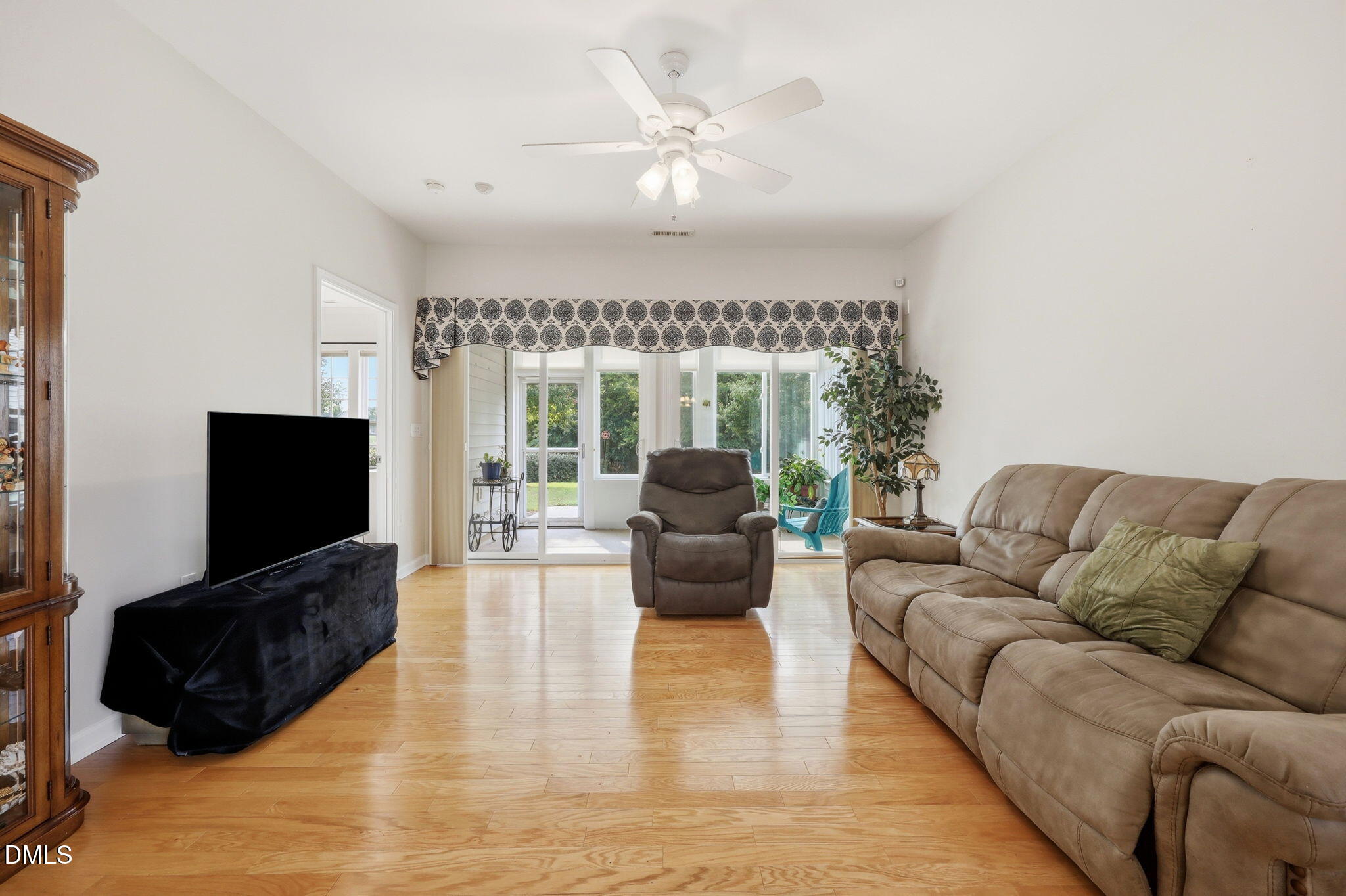 537 Tomkins Loop