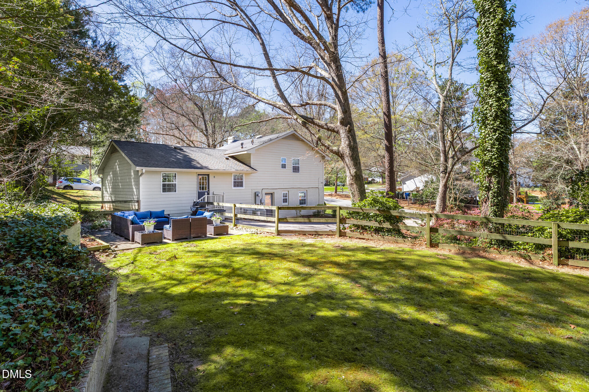 516 Northclift Drive