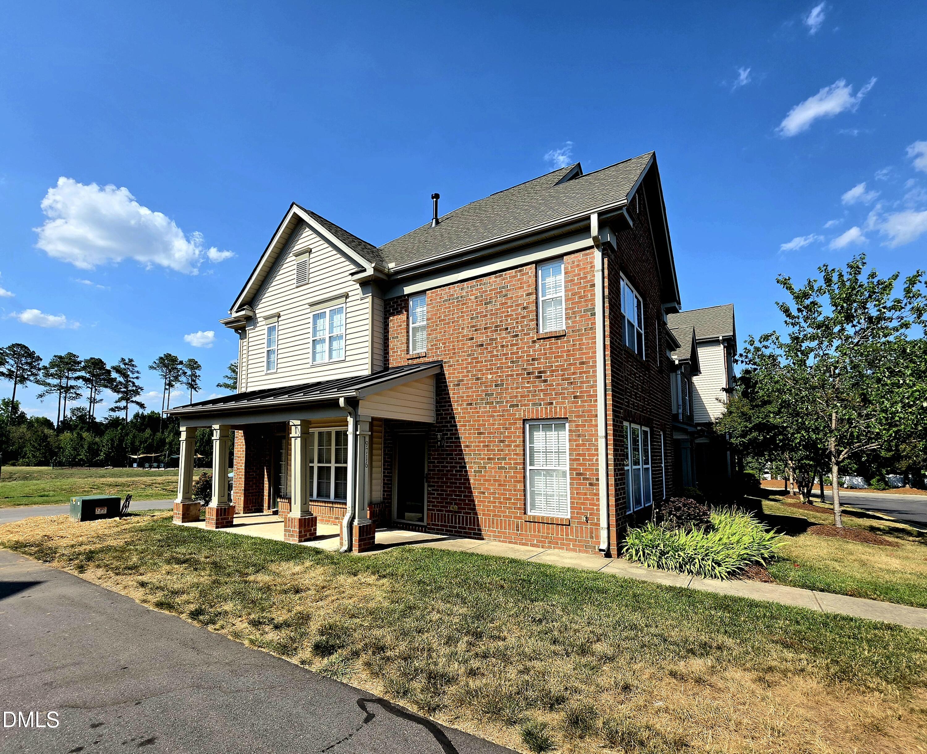 Stately end unit with a VIEW