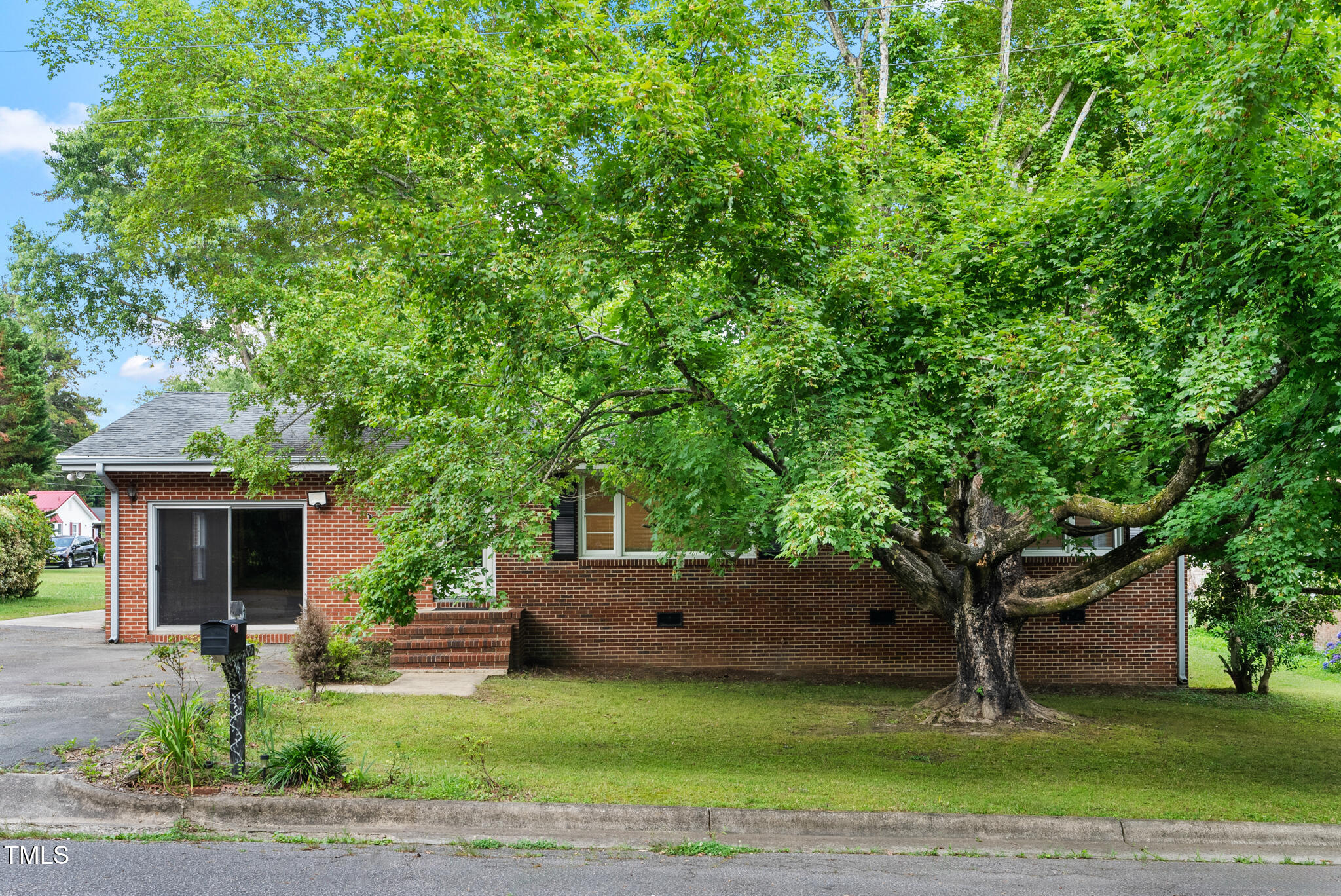 221 W Dale Drive