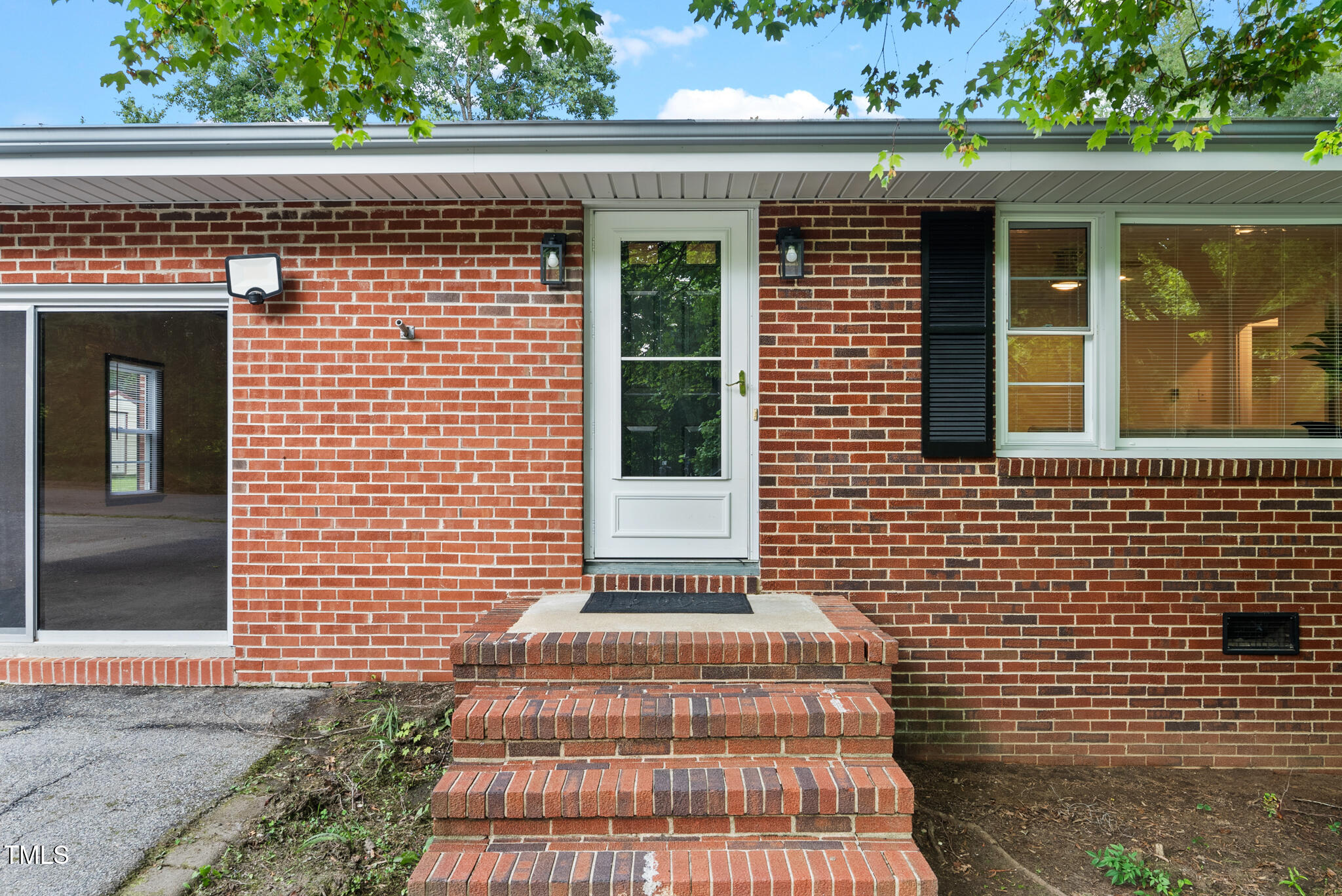 221 W Dale Drive