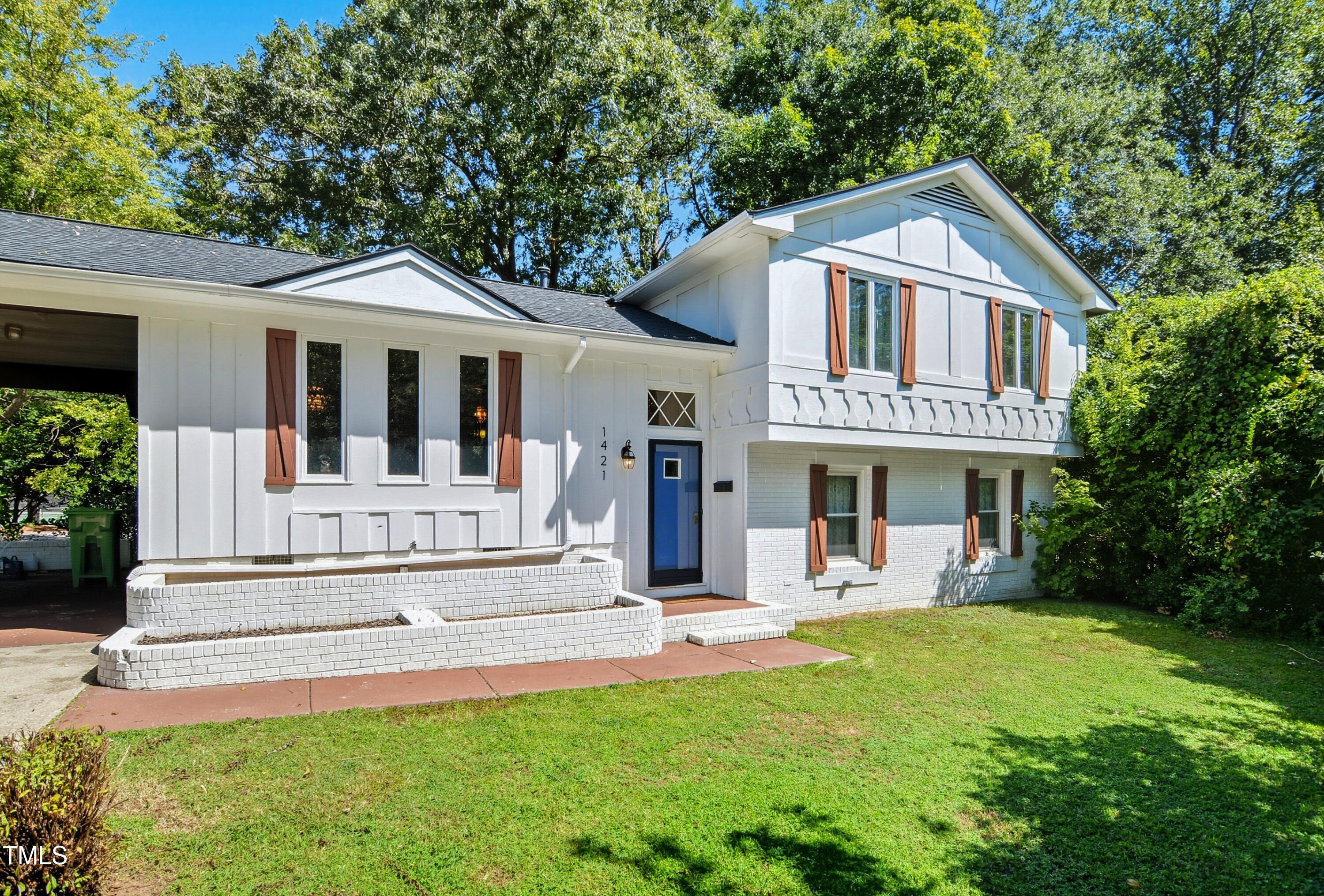 1421 Lions Way