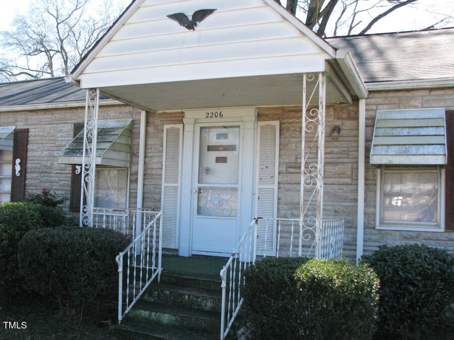 2206 E Club Boulevard