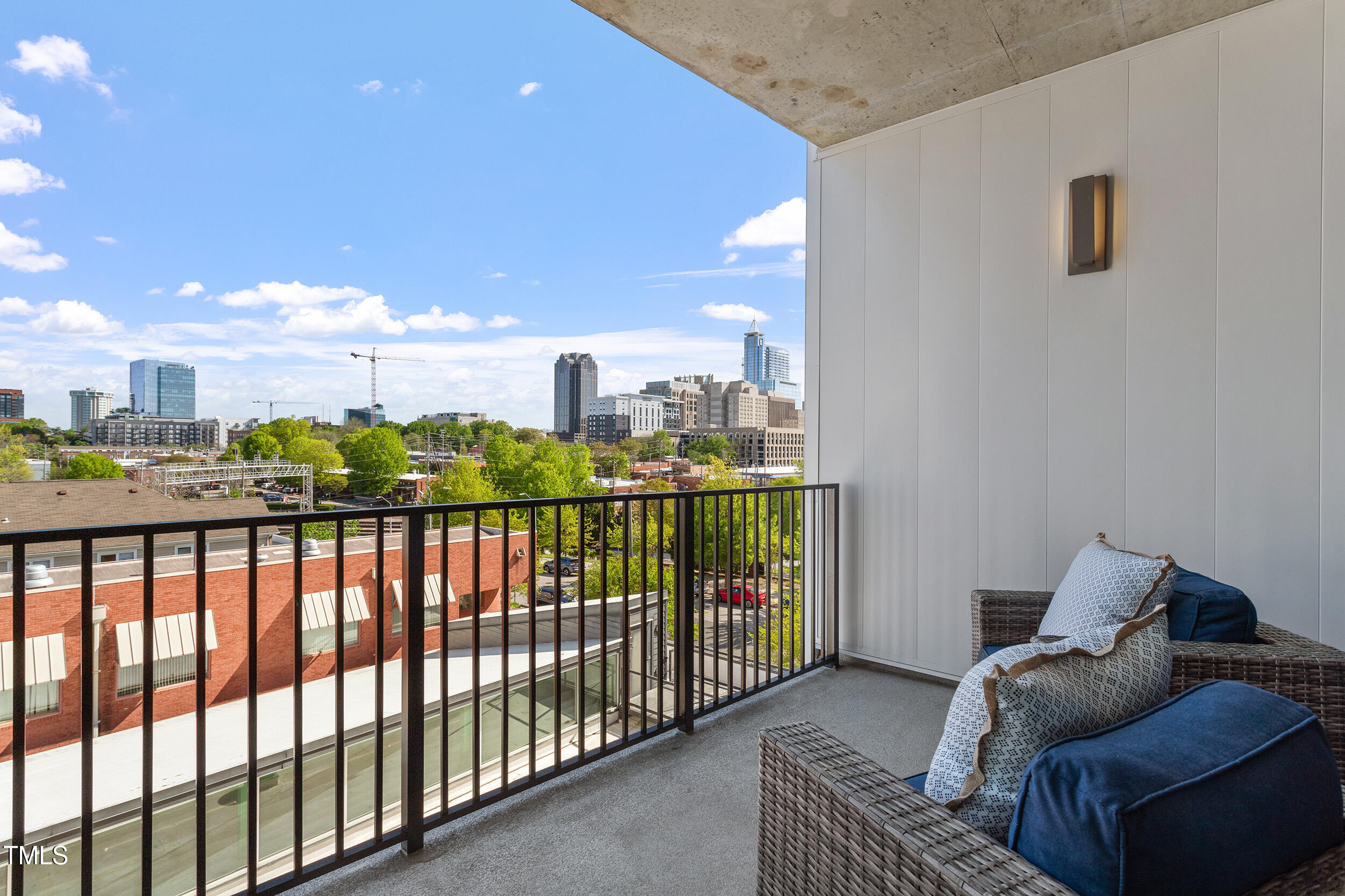 523 S West Street 404
