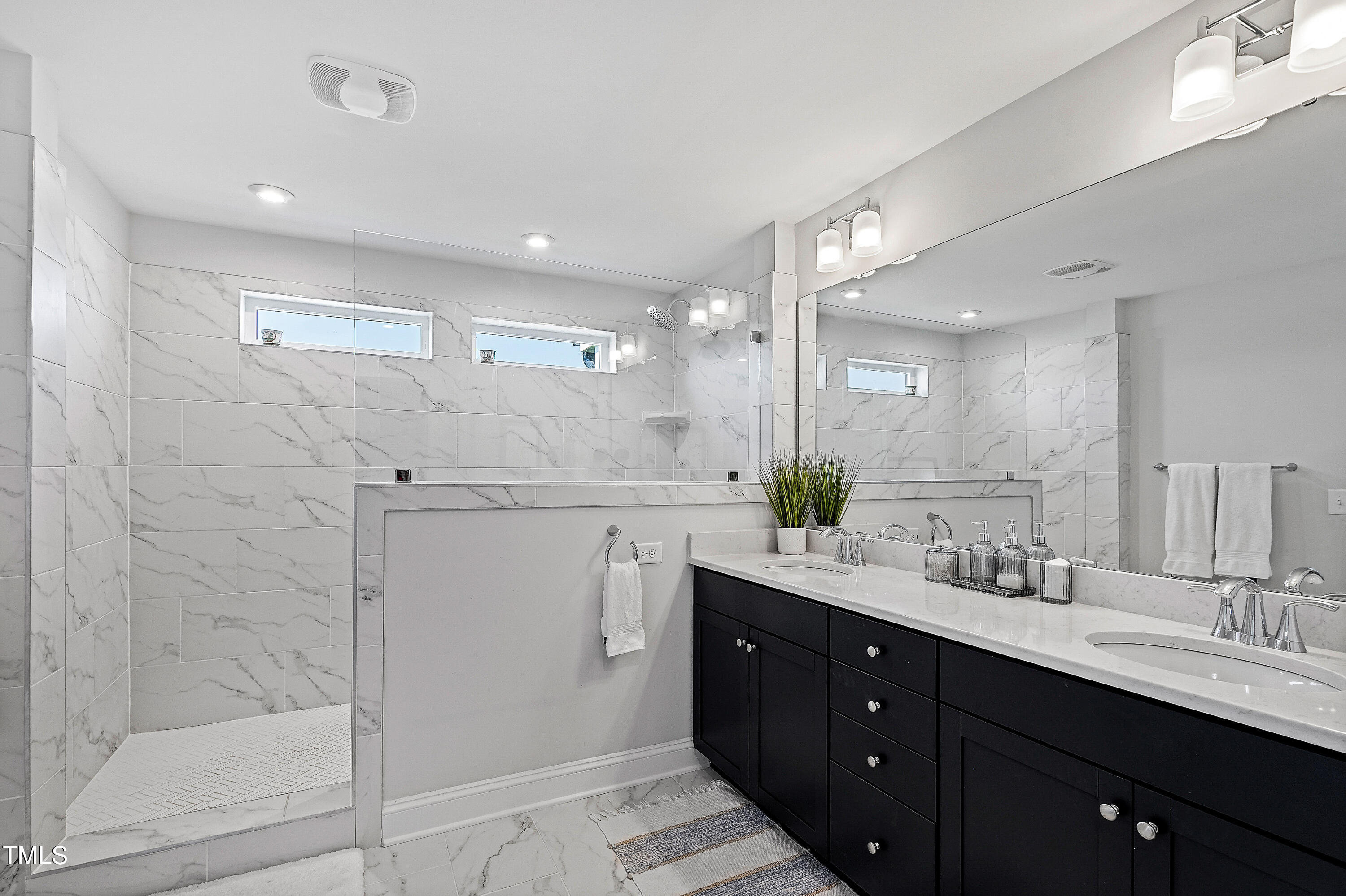 Chapel Hill, North Carolina 27516, United States, 4 Bedrooms Bedrooms, ,4 BathroomsBathrooms,Residential,Pending,44359