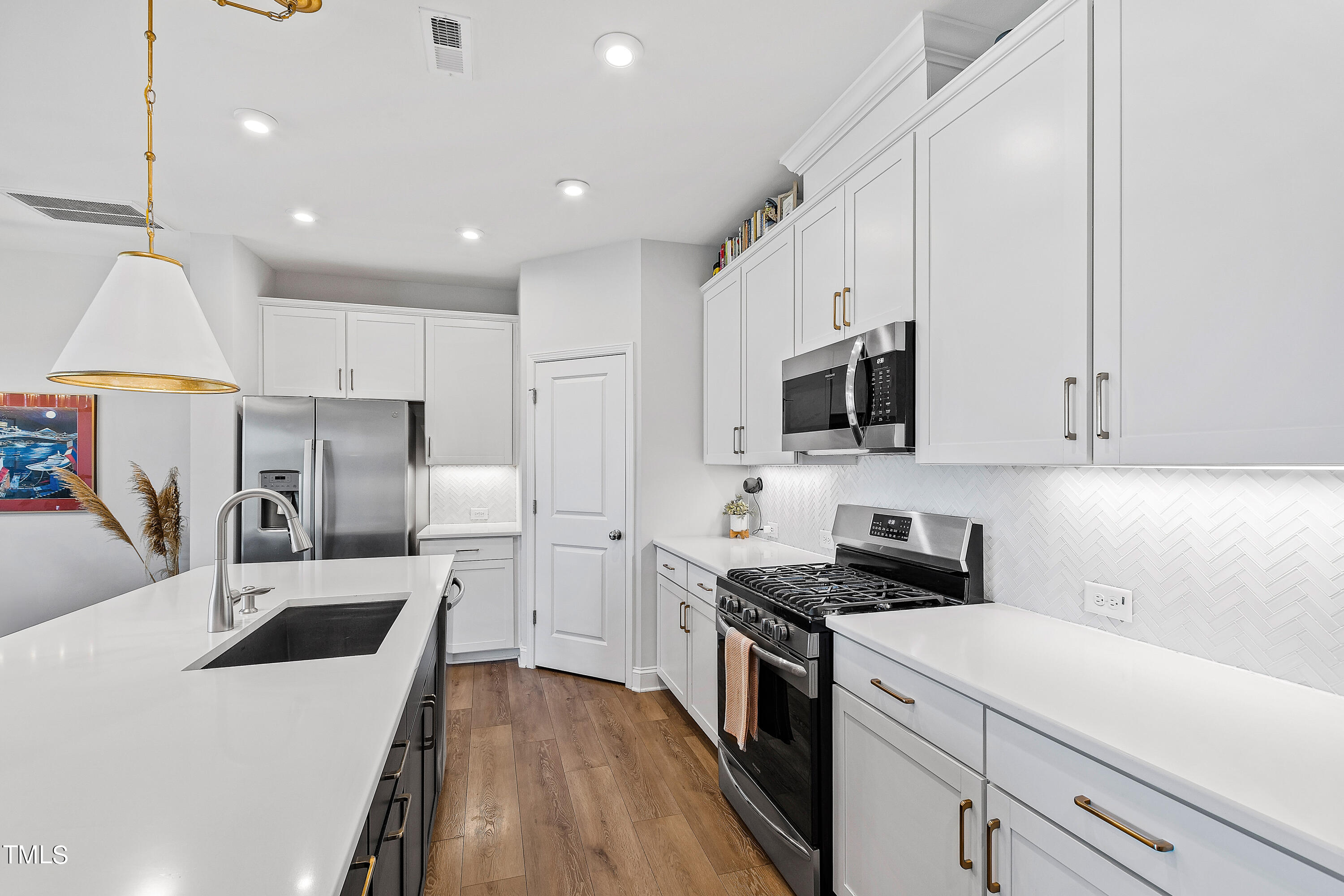 Chapel Hill, North Carolina 27516, United States, 4 Bedrooms Bedrooms, ,4 BathroomsBathrooms,Residential,Pending,44359