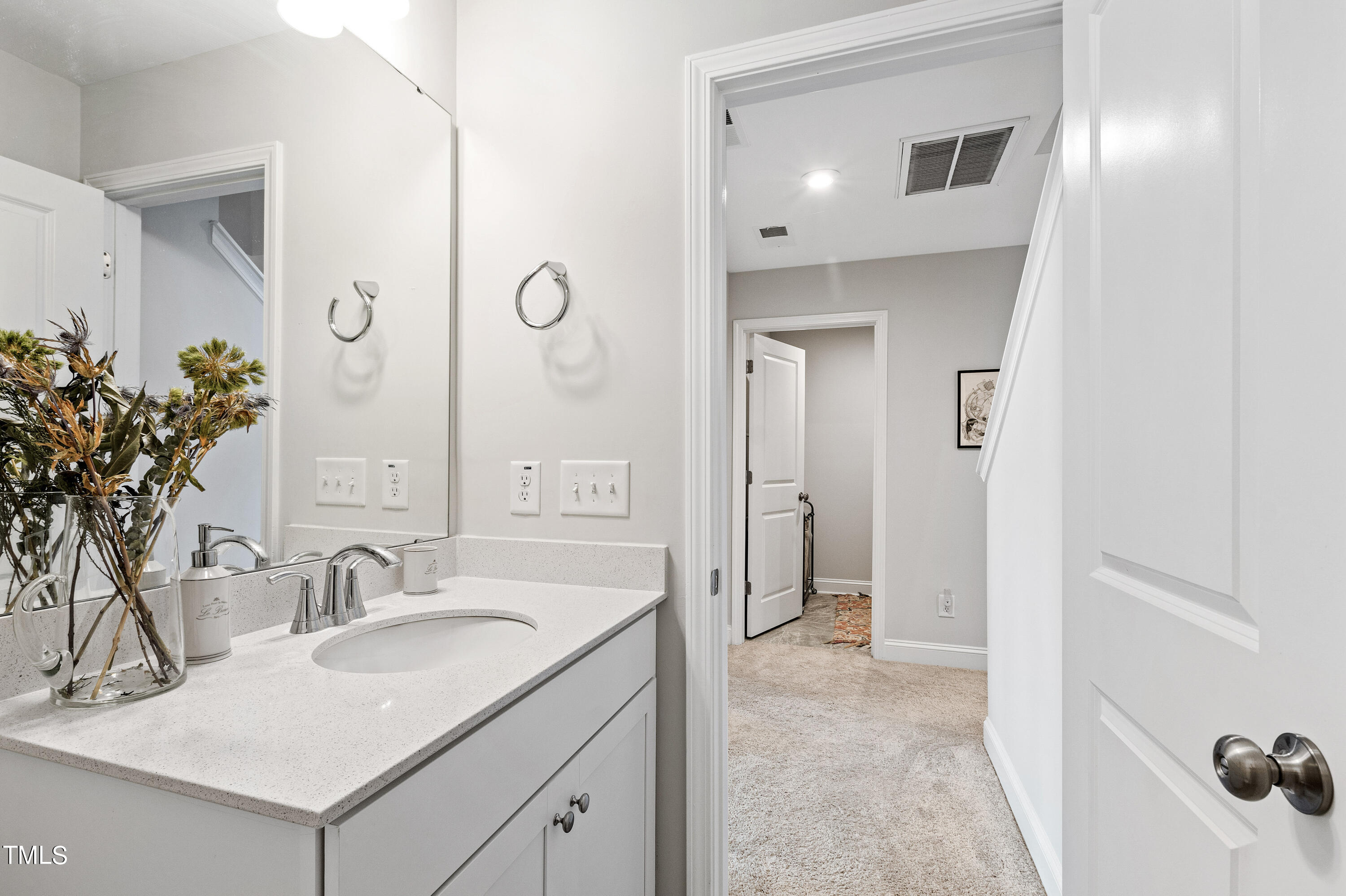 Chapel Hill, North Carolina 27516, United States, 4 Bedrooms Bedrooms, ,4 BathroomsBathrooms,Residential,Pending,44359