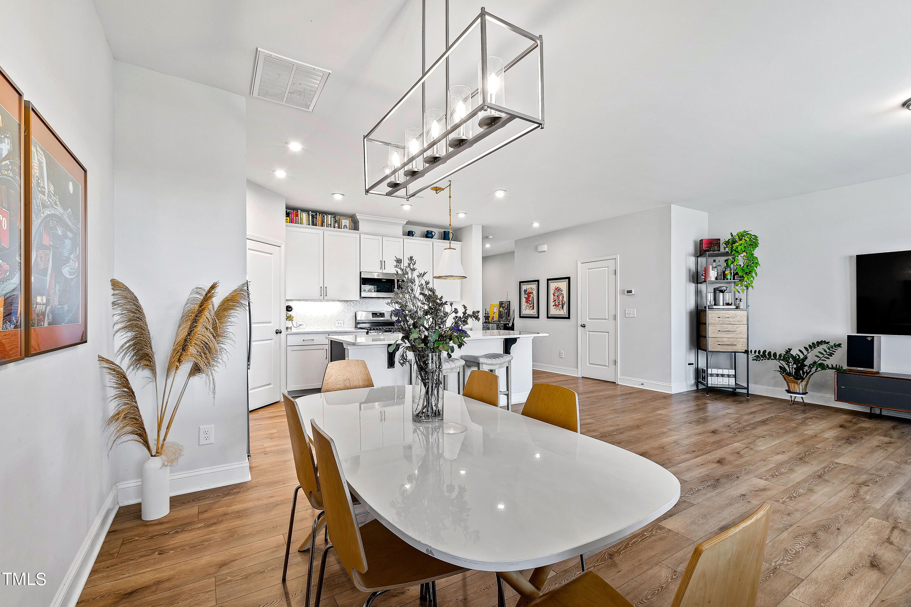 Chapel Hill, North Carolina 27516, United States, 4 Bedrooms Bedrooms, ,4 BathroomsBathrooms,Residential,Pending,44359