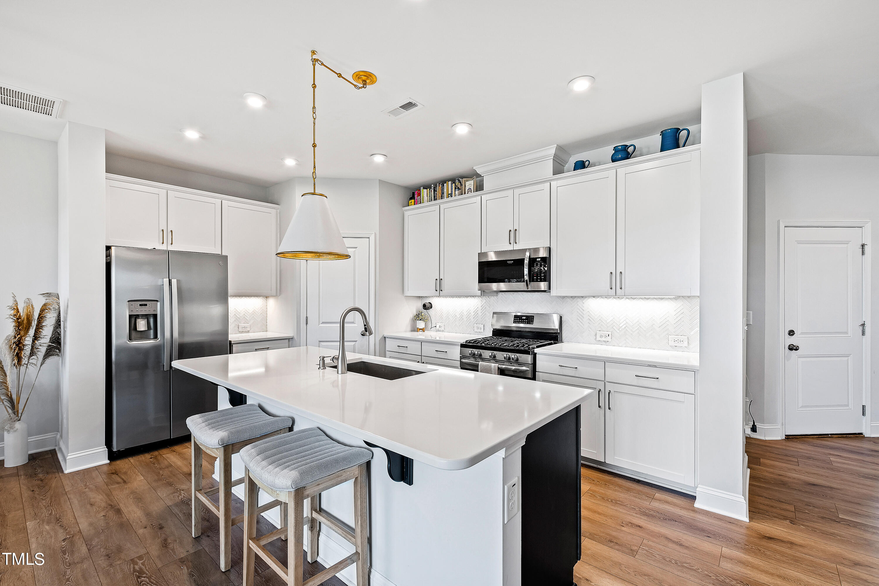 Chapel Hill, North Carolina 27516, United States, 4 Bedrooms Bedrooms, ,4 BathroomsBathrooms,Residential,Pending,44359