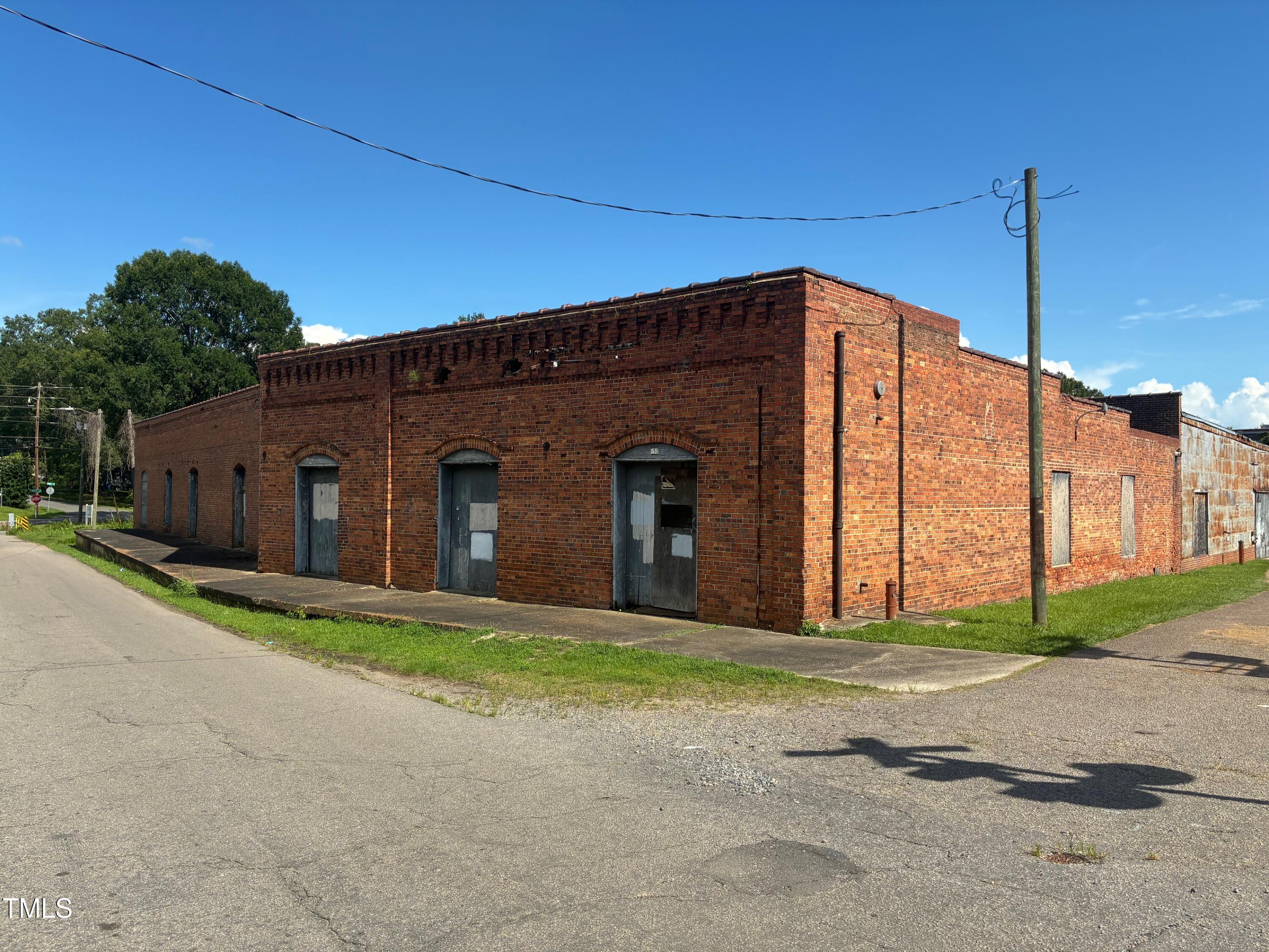 152, 155 E Chisolm Street