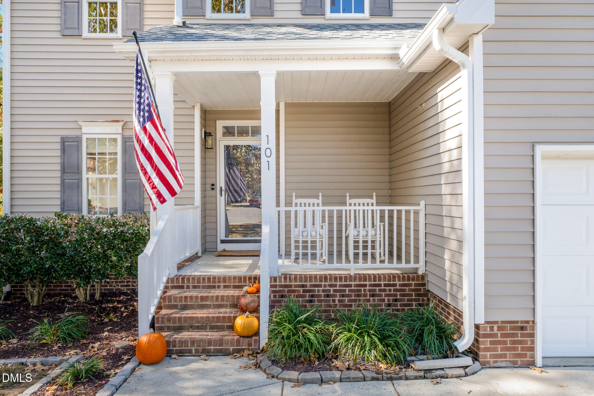 101 Holly Thorn Trace