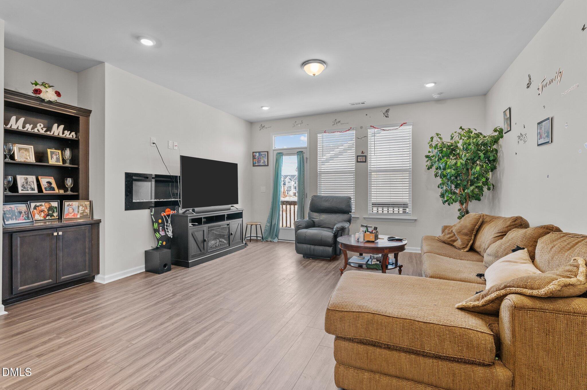 987 Parkstone Towne Boulevard