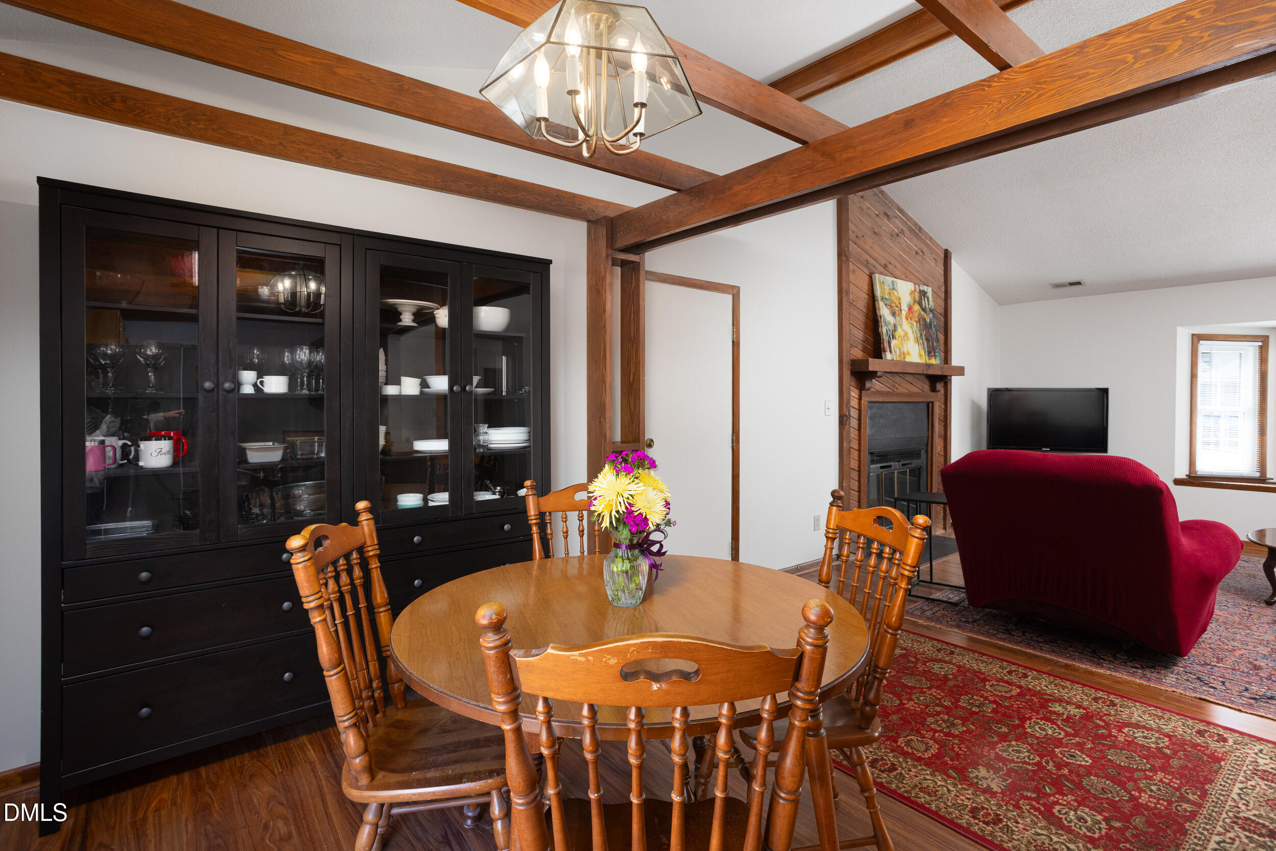 5520 Round Hill Lane