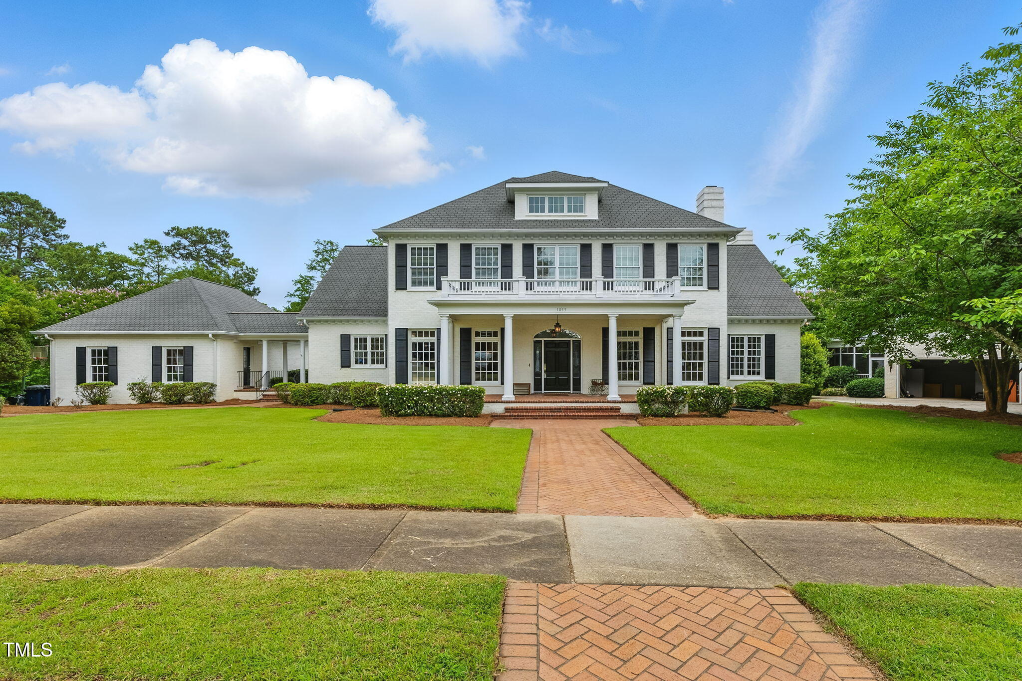 1093 N Lakeside Drive