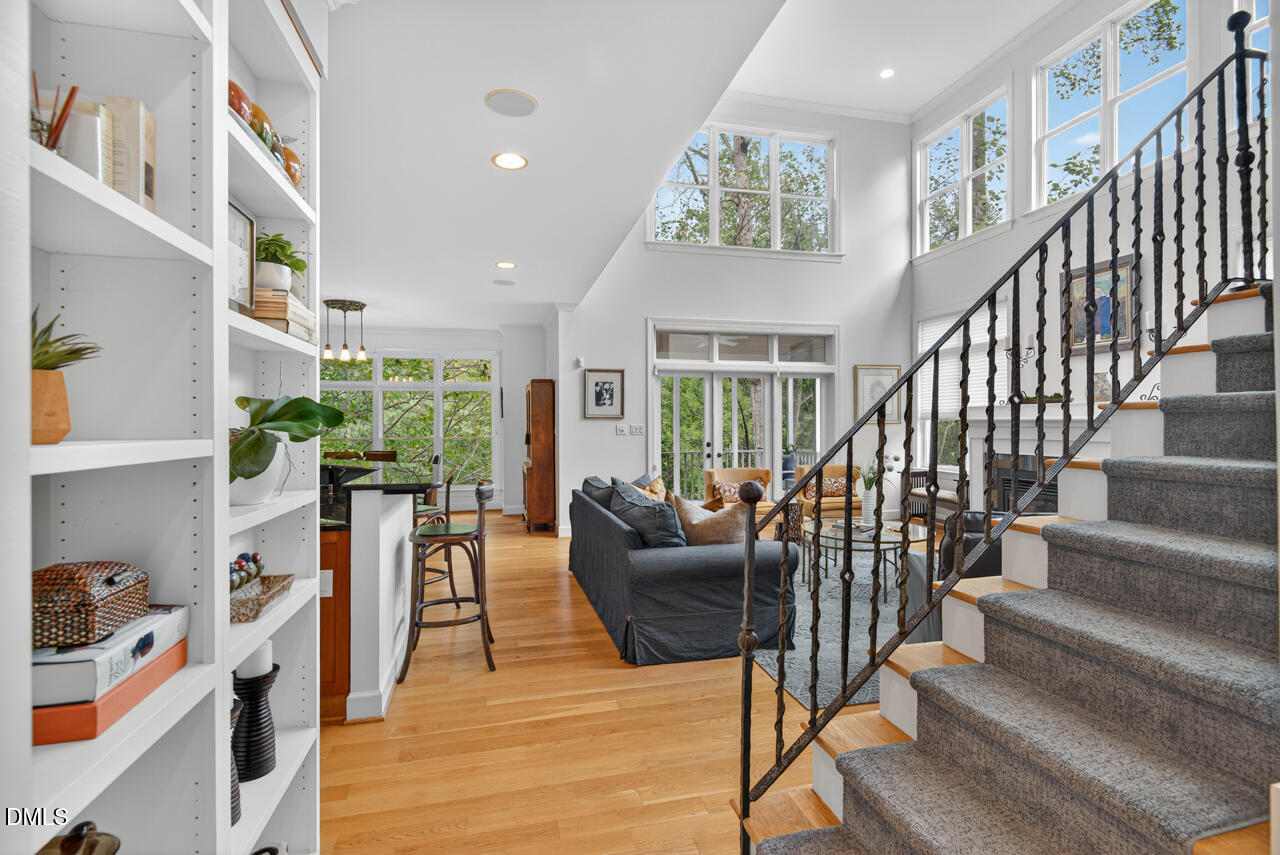 302 Edgewater Circle