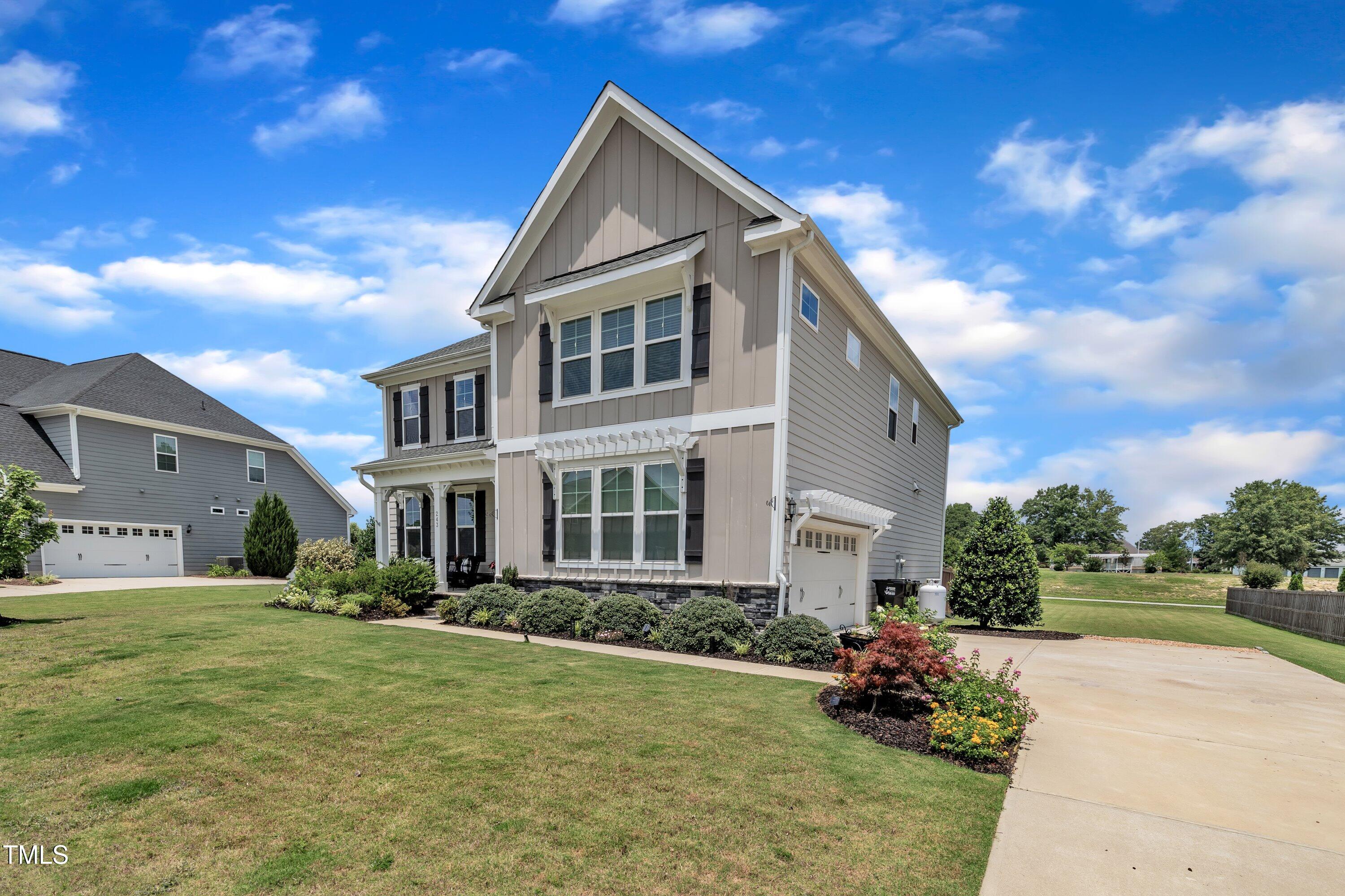 243 E Wellesley Drive