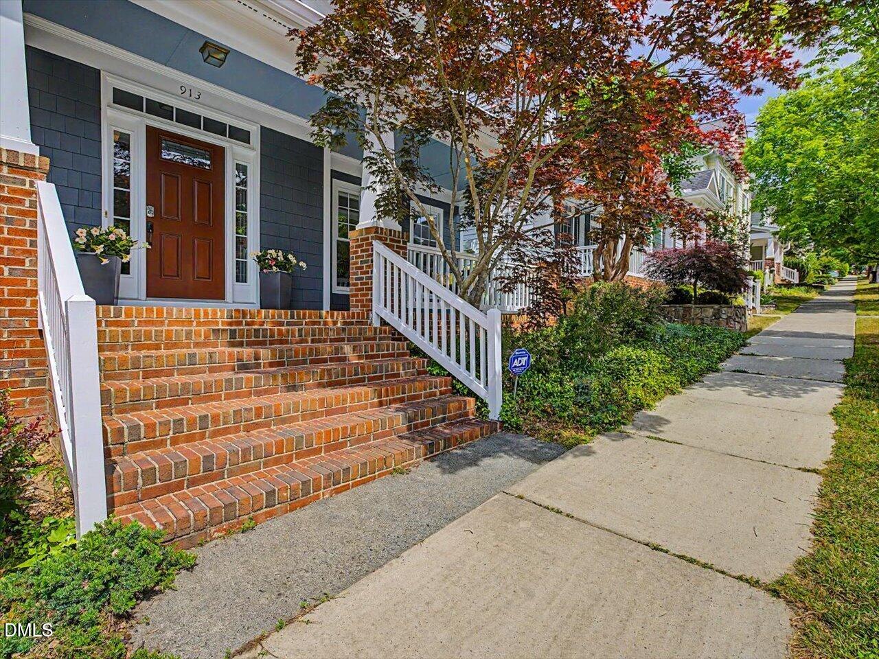 913 Edgewater Circle