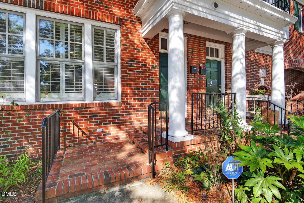 1516 W Markham Avenue