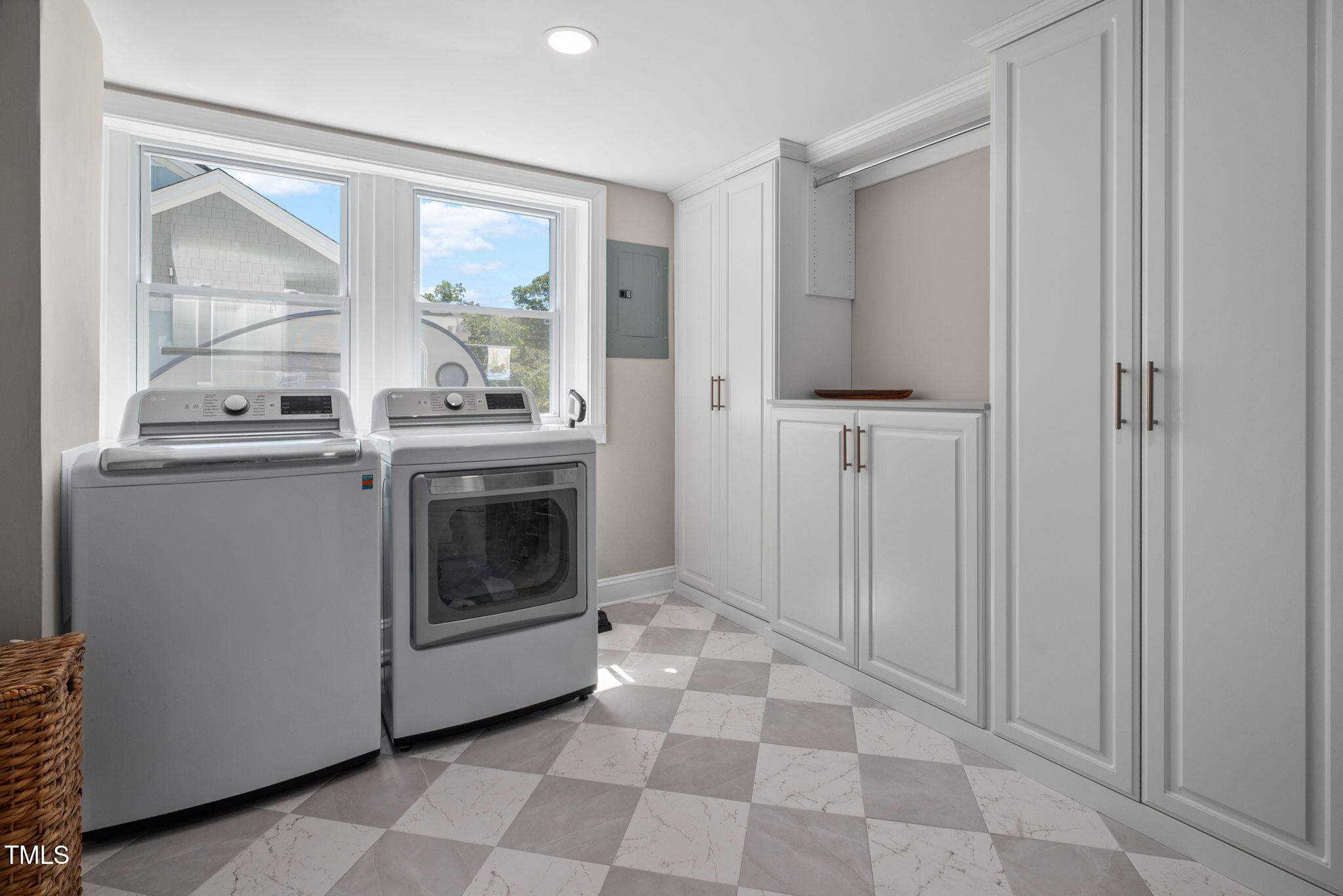 Raleigh, North Carolina 27609, United States, 4 Bedrooms Bedrooms, ,3 BathroomsBathrooms,Residential,Pending,203341