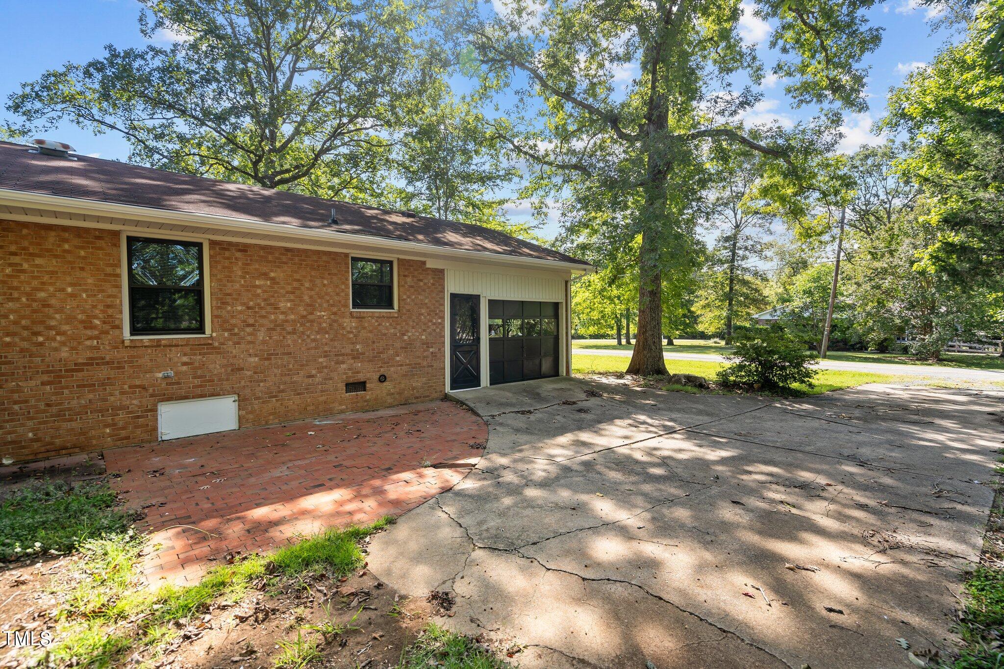 401 Crestview Dr Drive