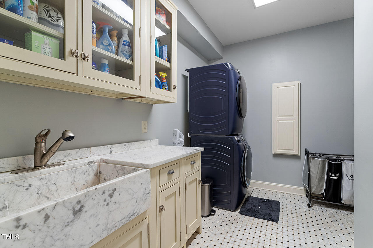 Raleigh, North Carolina 27608, United States, 5 Bedrooms Bedrooms, ,6 BathroomsBathrooms,Residential,Pending,27920