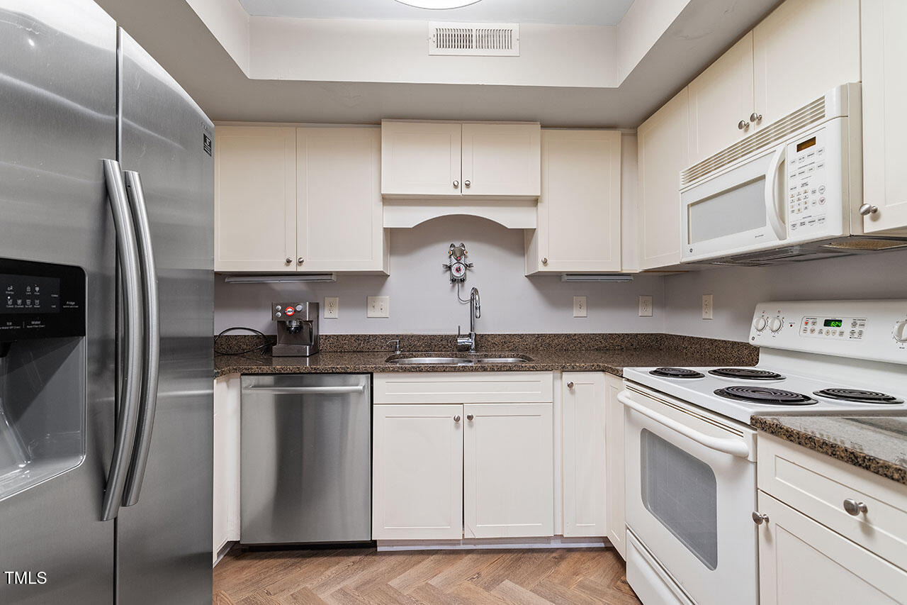 Raleigh, North Carolina 27608, United States, 5 Bedrooms Bedrooms, ,6 BathroomsBathrooms,Residential,Pending,27920