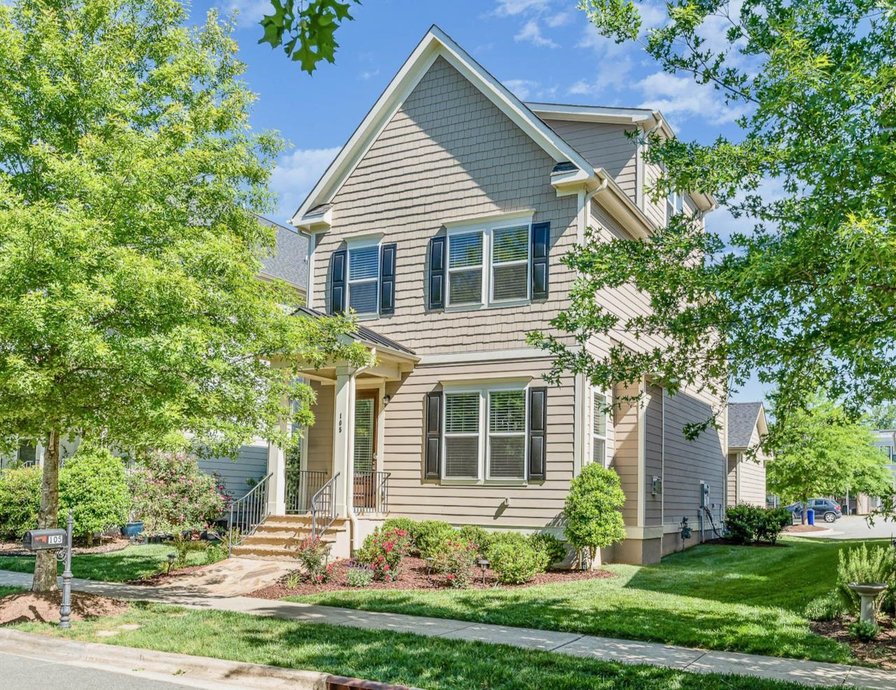105 Della Street