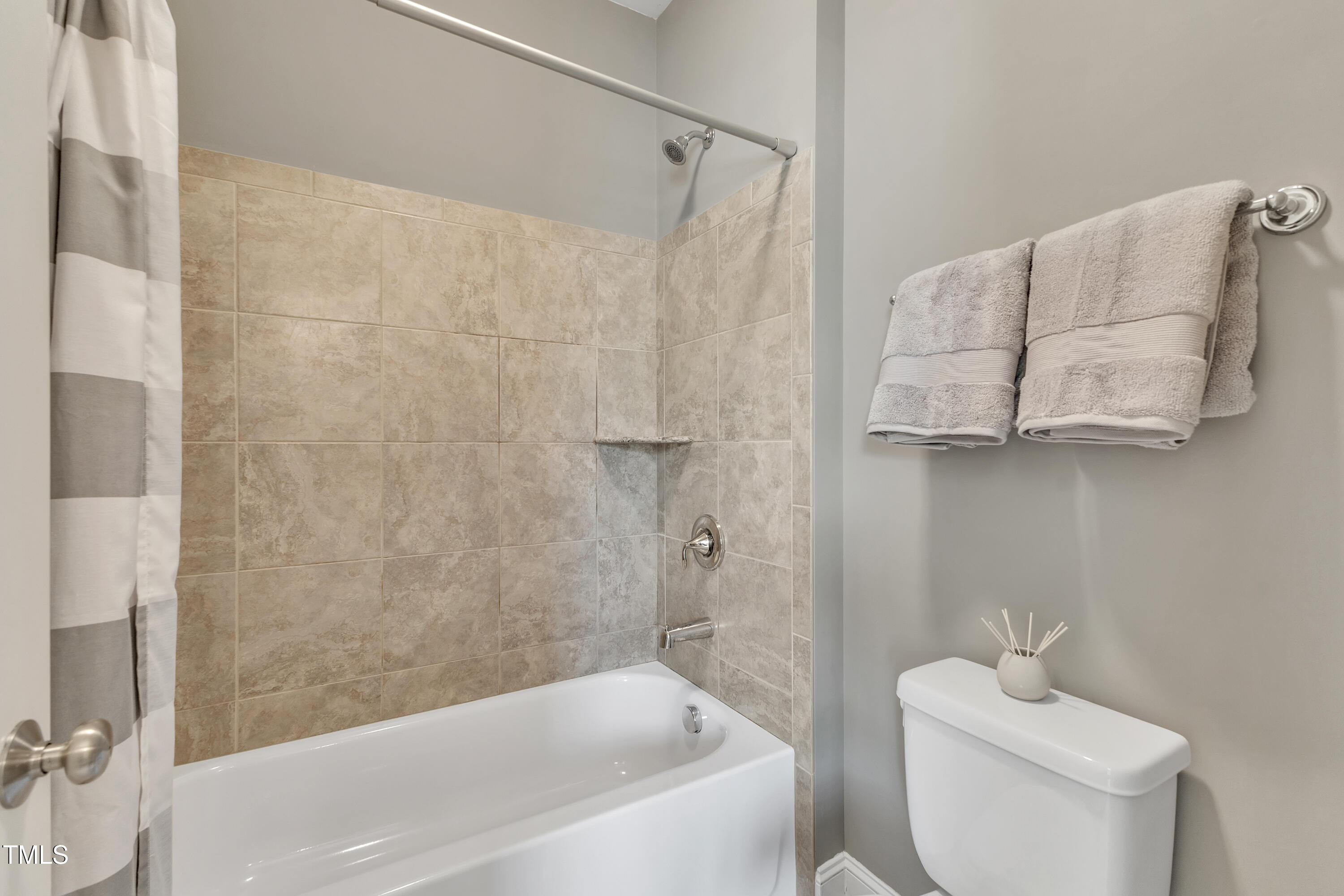 Rolesville, North Carolina 27571, United States, 5 Bedrooms Bedrooms, ,4 BathroomsBathrooms,Residential,Pending,121061