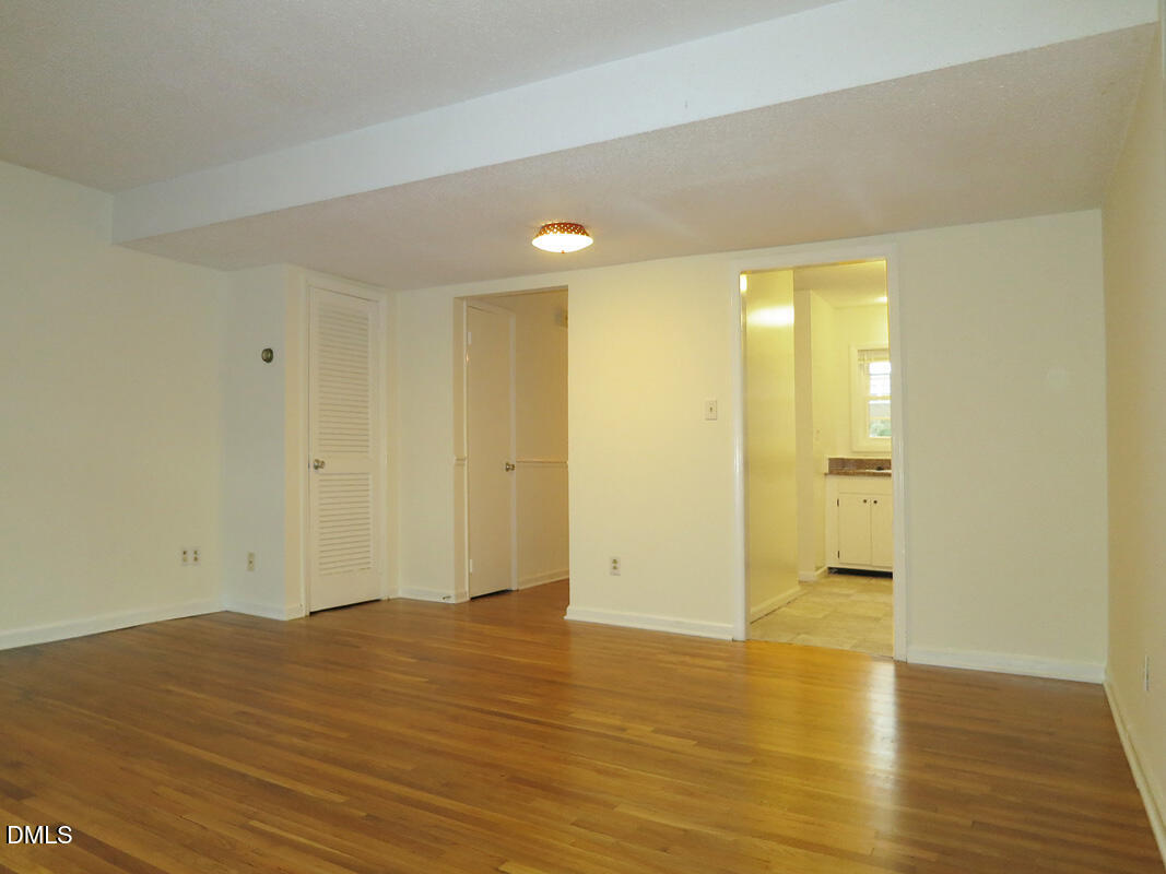 400 Davie Road 8