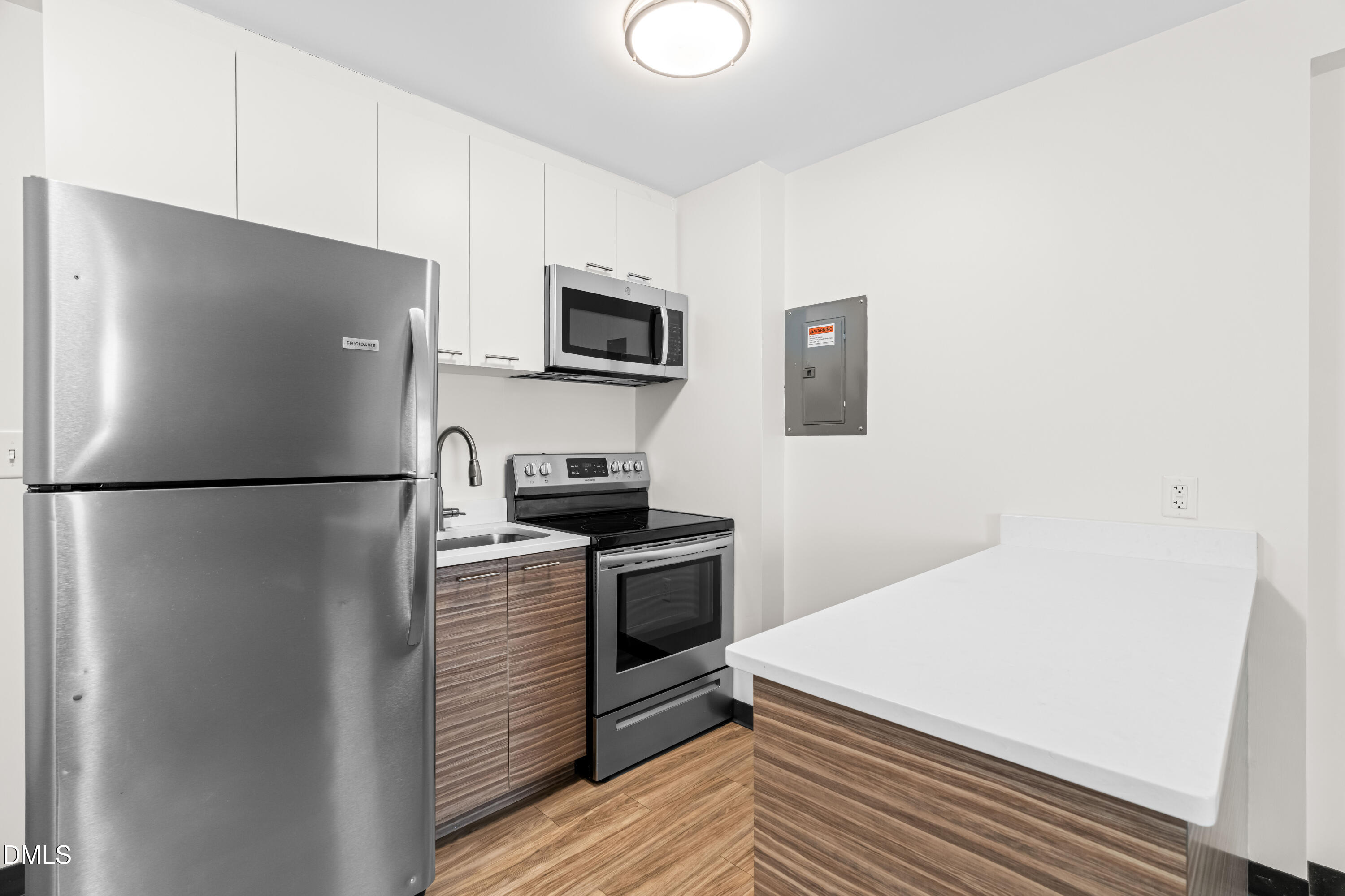 5104 Hollyridge Drive 303