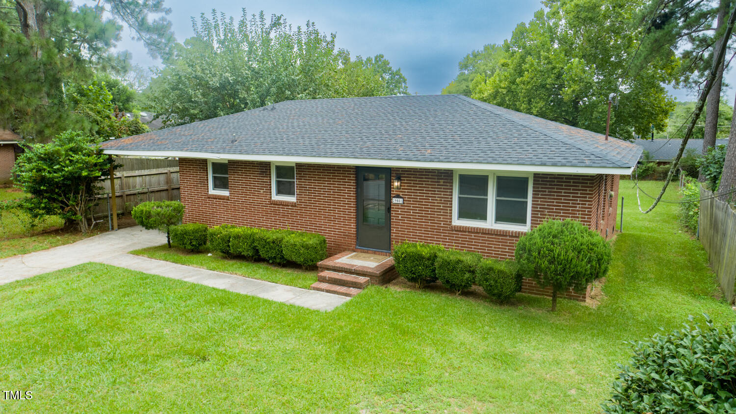 908 Anthony Street W
