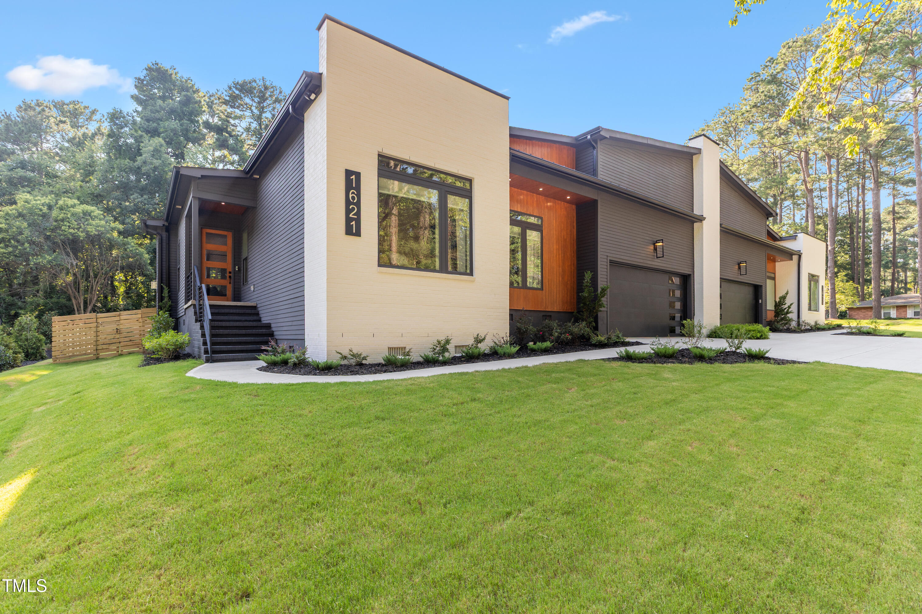 1613 Bruce Circle