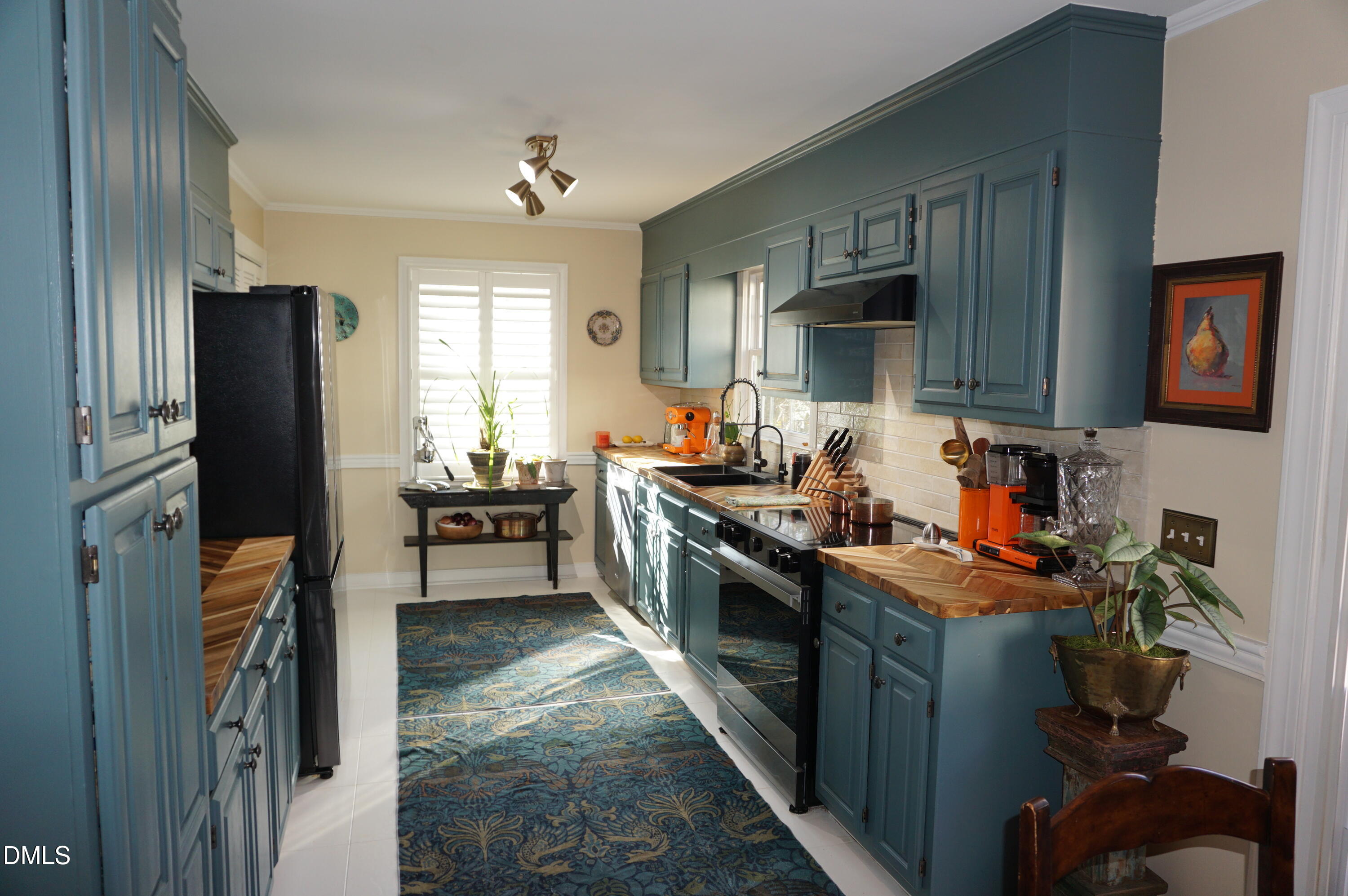 5013 Hollyridge Drive