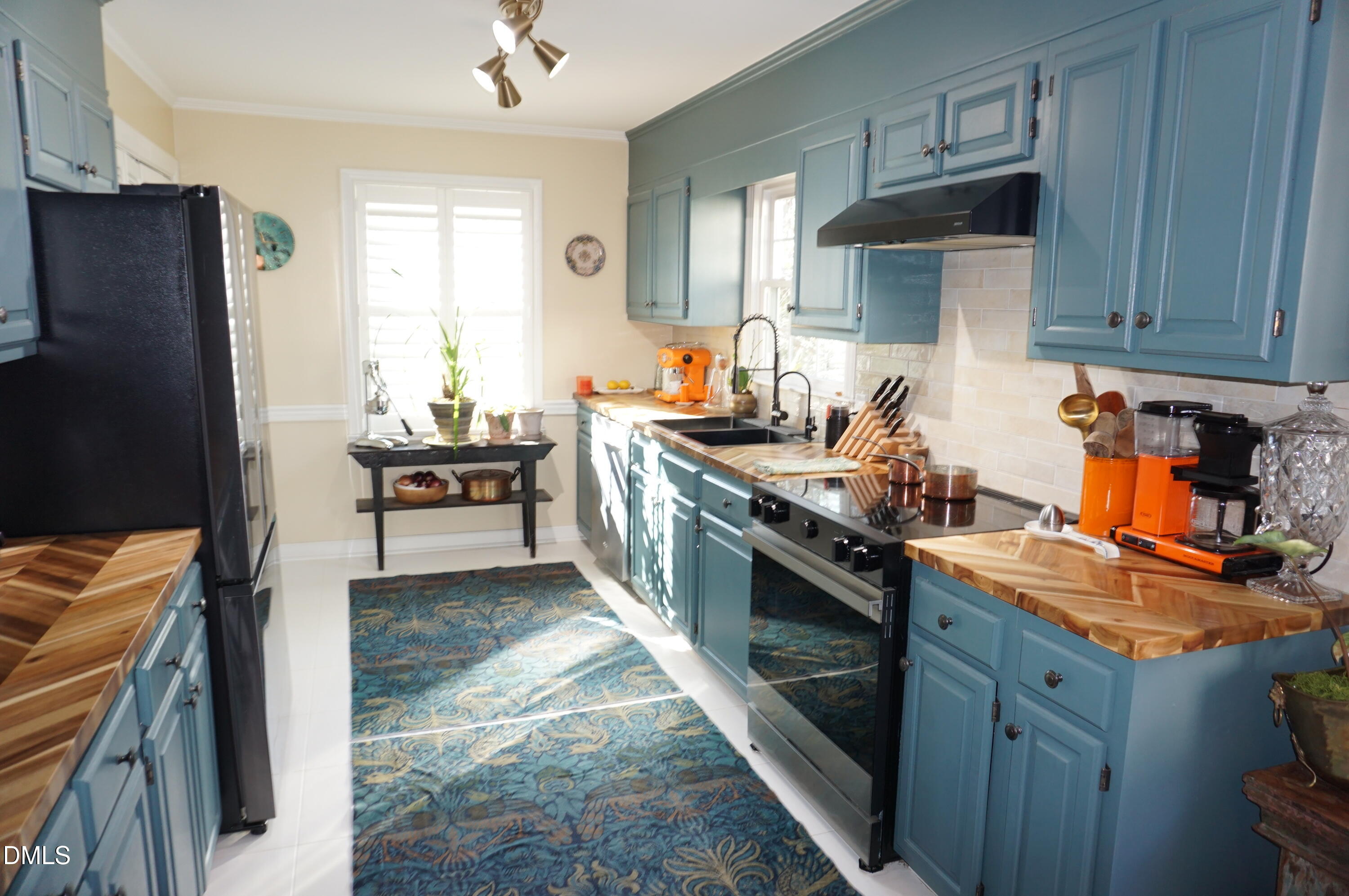 5013 Hollyridge Drive