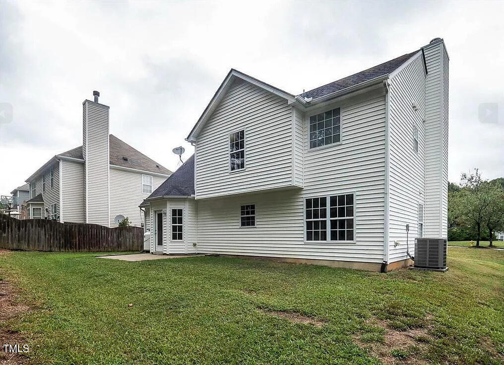 701 Holly Thorn