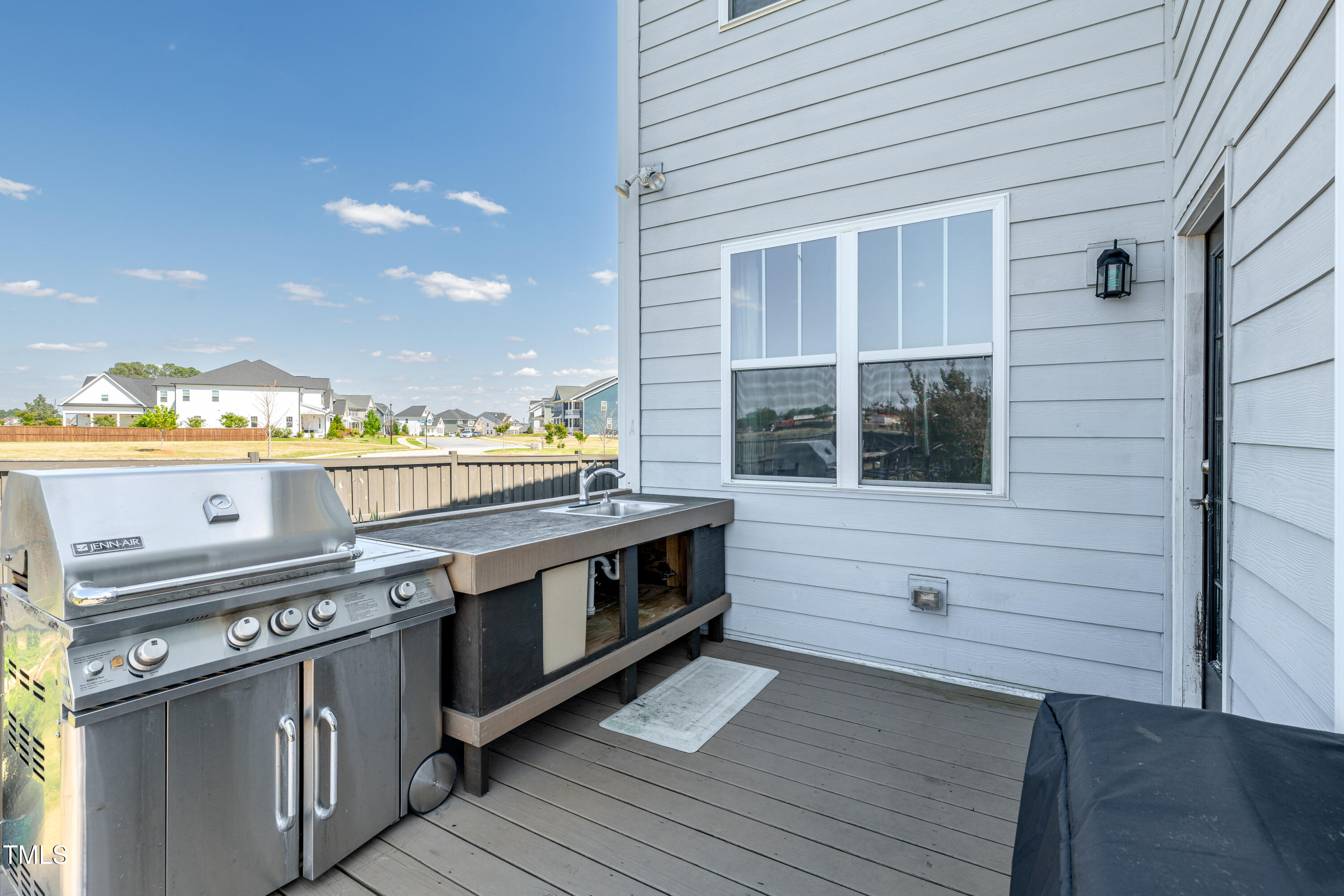 147 E Wellesley Drive