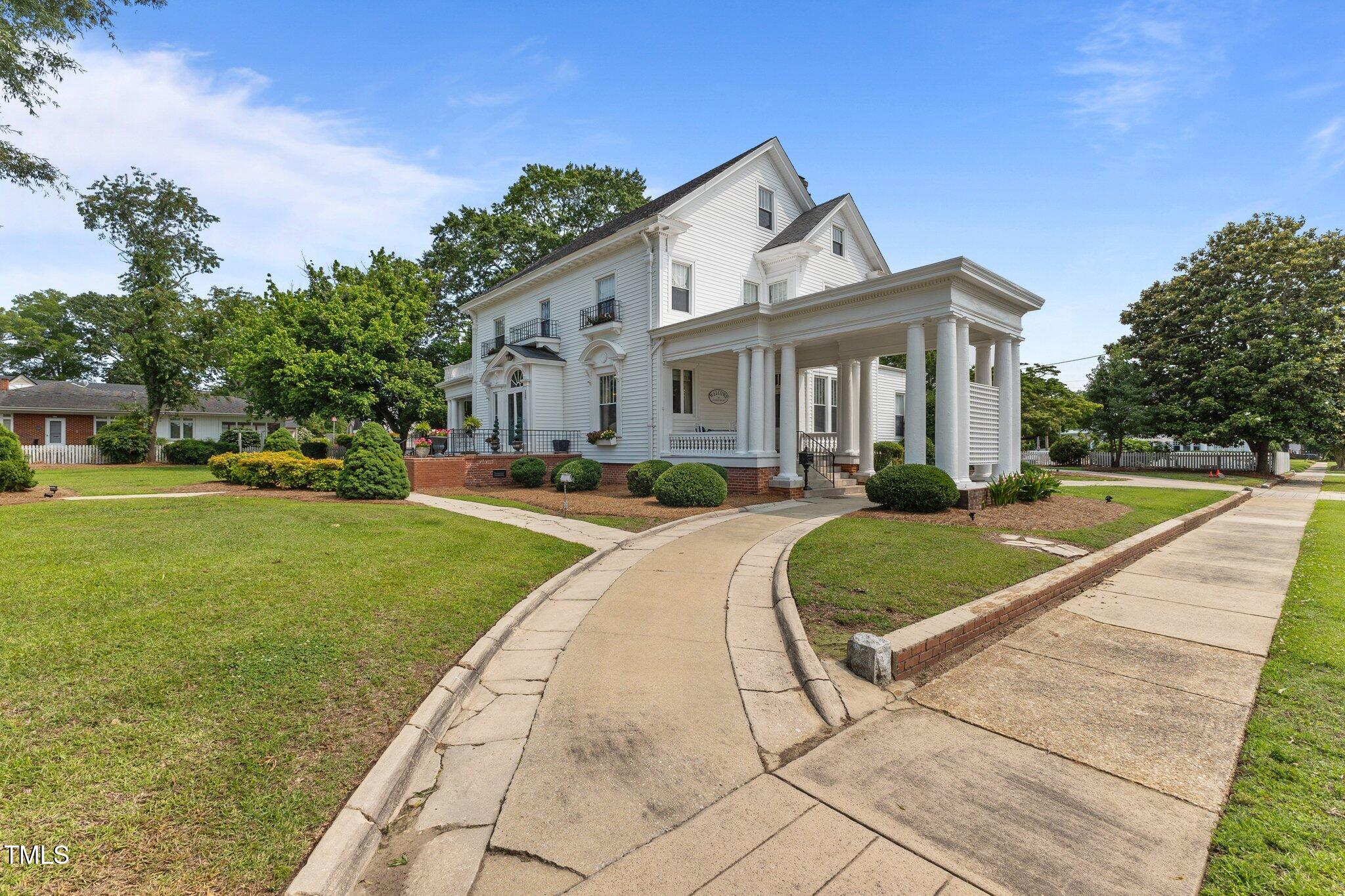 309 W Divine Street