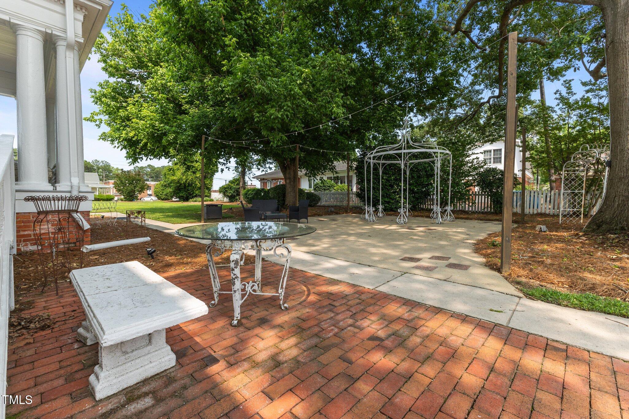 309 W Divine Street