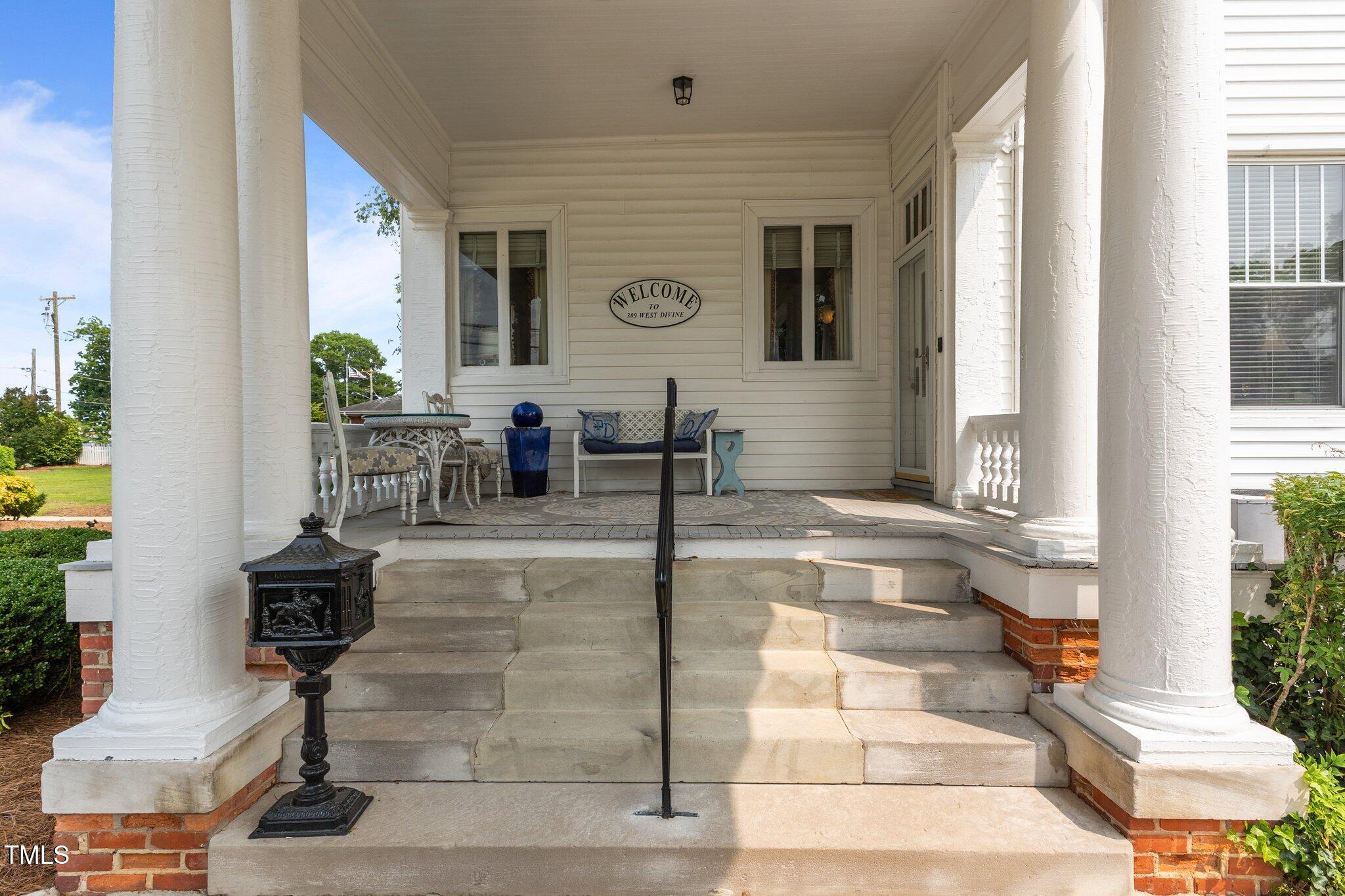 309 W Divine Street