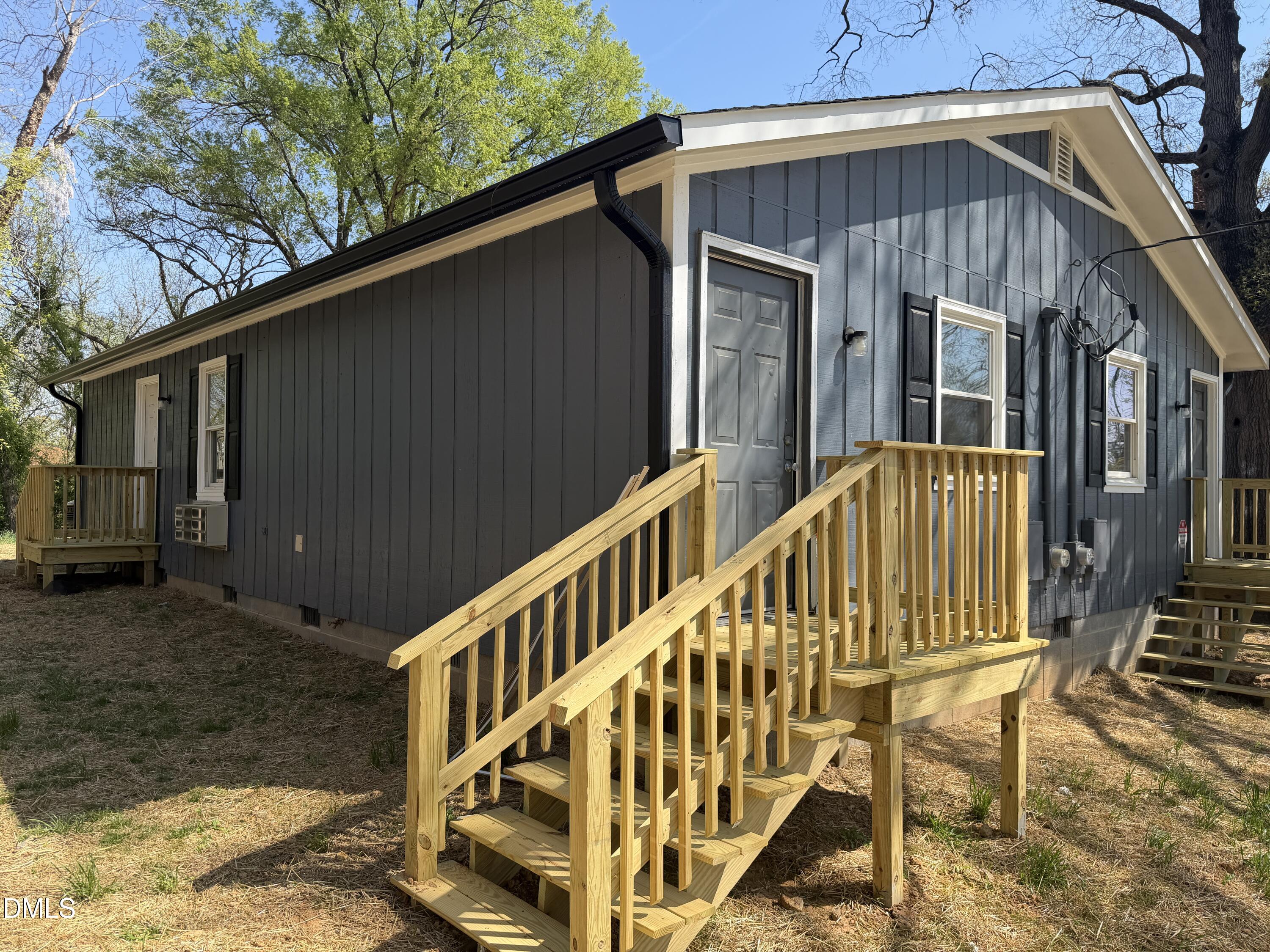 719 Holloway Street