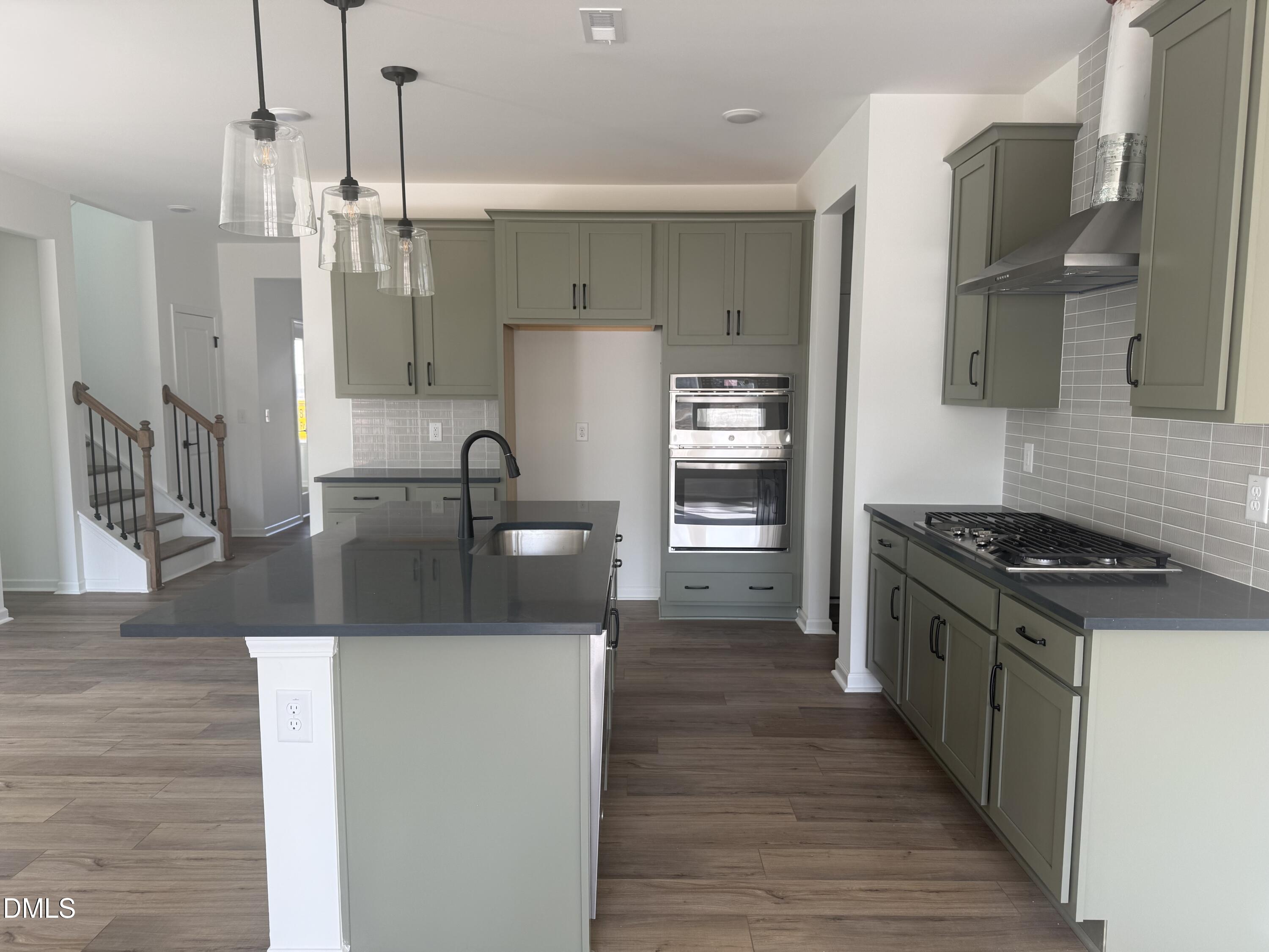 925 Fetching Place 373