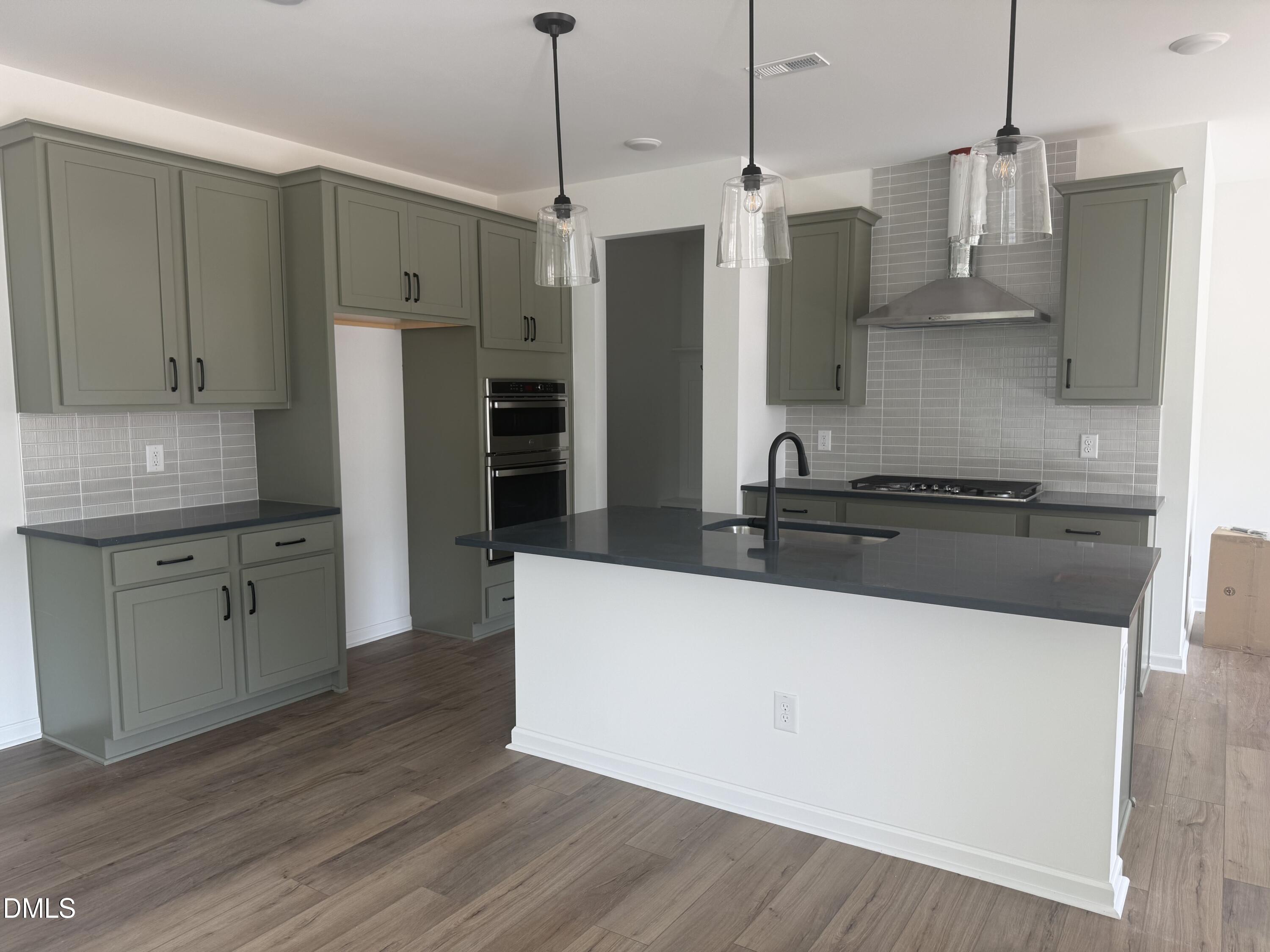 925 Fetching Place 373