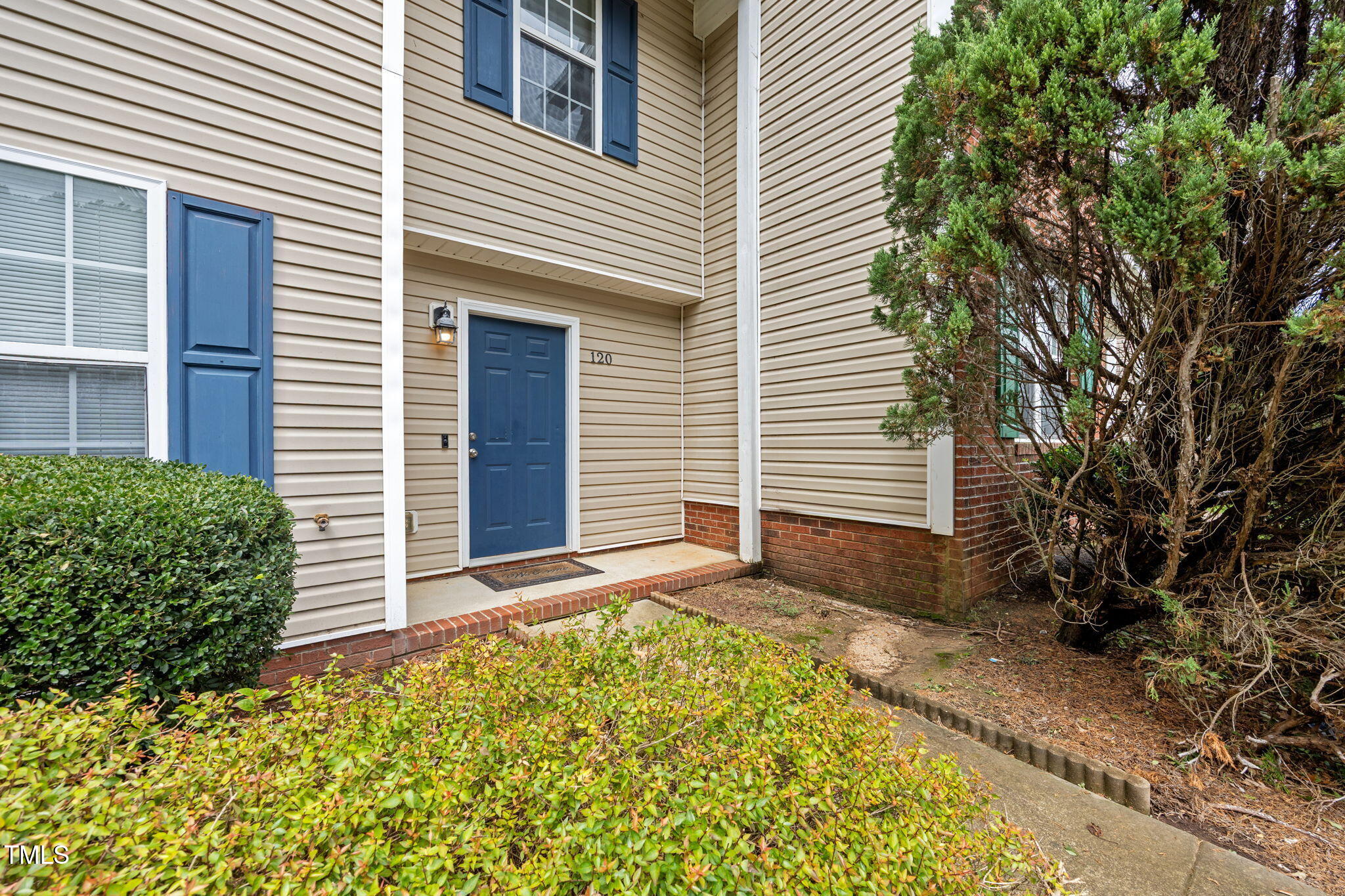 120 Blackthorne Court